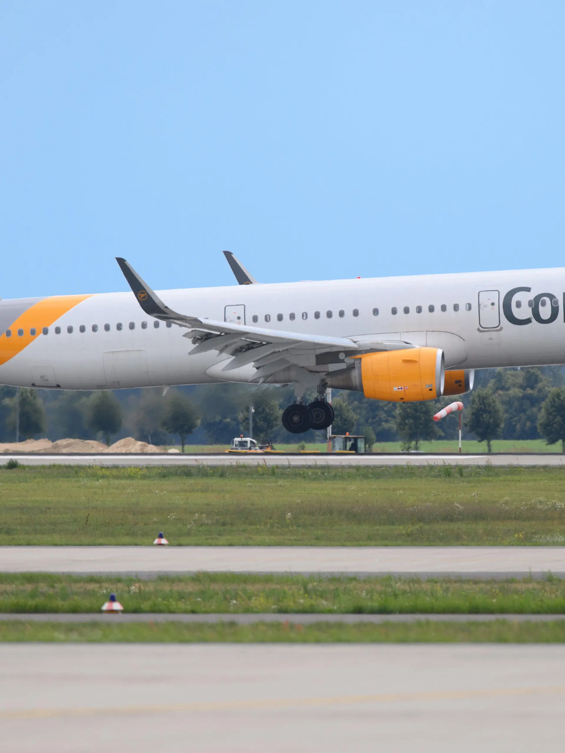 ARCHIV - 10.08.2021, Brandenburg, Schönefeld: Ein Airbus A321 der Fluggesellschaft Condor landet auf der Südbahn des Flughafens Berlin Brandenburg «Willy Brandt». Ein Verfahren um eine millionenschwere Geldspritze für die Fluglinie Condor am Gericht der Europäischen Union geht in die entscheidende Phase. (zu dpa «Verhandlung um Millionen-Hilfe für Condor geht in die heiße Phase») Foto: Soeren Stache/dpa-Zentralbild/dpa +++ dpa-Bildfunk +++