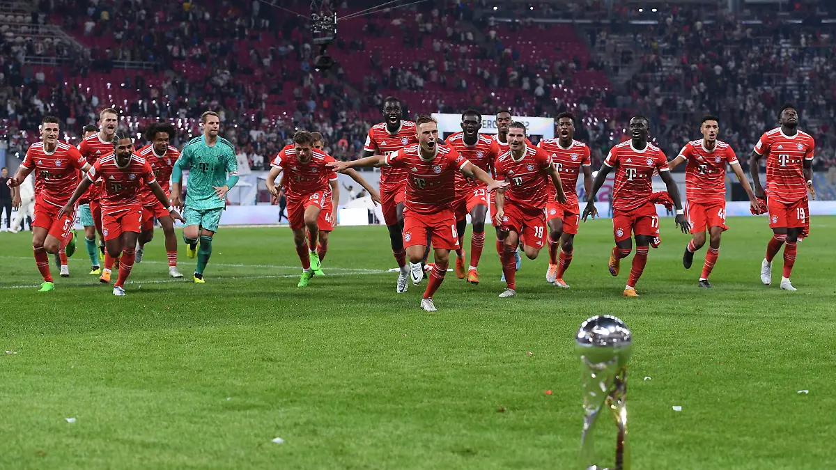 Fußball Supercup RB Leipzig - FC Bayern München am 30.07.2022 in der Red Bull Arena in Leipzig
V.l.n.r.: Jamal Musiala ( München ), Benjamin Pavard ( München ), Matthijs de Ligt ( München ), Serge Gnabry ( München ), Manuel Neuer ( München ), Thomas Müller ( München ), Joshua Kimmich ( München ), Tanguy Nianzou ( München ), Marcel Sabitzer ( München ), Kingsley Coman ( München ), Sadio Mane ( München ), Noussair Mazraoui ( München ), Alphonso Davies ( München ) feiern den Sieg des Supercups mit den Fans
DFL regulations prohibit any use of photographs as image sequences and/or quasi-video.
 / 300722 / action press