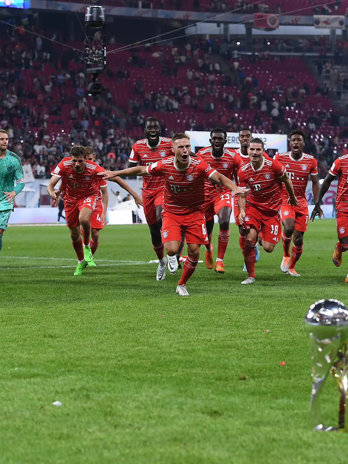 Fußball Supercup RB Leipzig - FC Bayern München am 30.07.2022 in der Red Bull Arena in Leipzig
V.l.n.r.: Jamal Musiala ( München ), Benjamin Pavard ( München ), Matthijs de Ligt ( München ), Serge Gnabry ( München ), Manuel Neuer ( München ), Thomas Müller ( München ), Joshua Kimmich ( München ), Tanguy Nianzou ( München ), Marcel Sabitzer ( München ), Kingsley Coman ( München ), Sadio Mane ( München ), Noussair Mazraoui ( München ), Alphonso Davies ( München ) feiern den Sieg des Supercups mit den Fans
DFL regulations prohibit any use of photographs as image sequences and/or quasi-video.
 / 300722 / action press