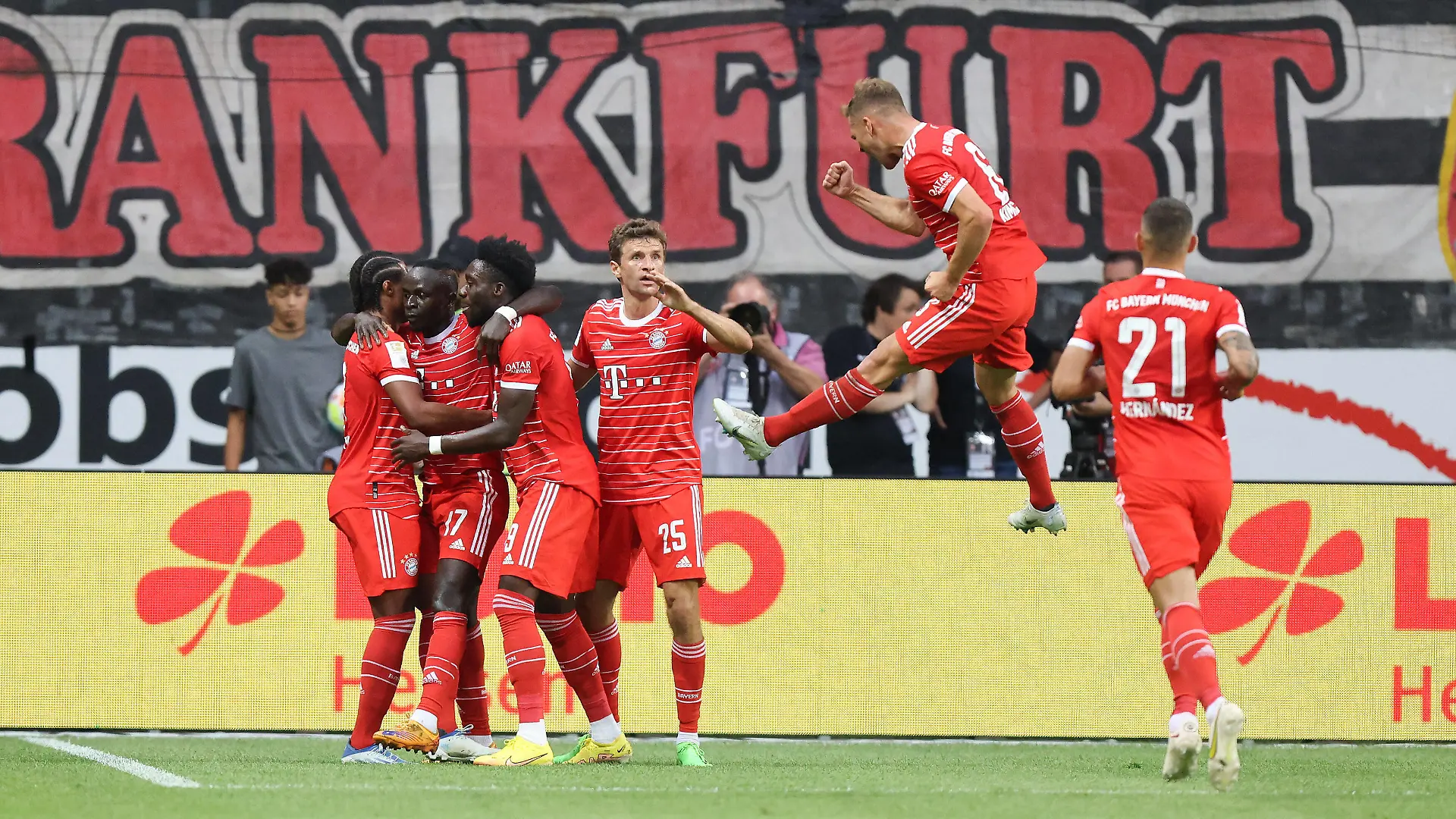  Eintracht Frankfurt - FC Bayern München, 1. FBL Tor zum 0:3 durch Sadio Mane FC Bayern, 17. Bundesligaspiel zwischen Eintracht Frankfurt und Bayern München am 5. August 2022 im Deutsche Bank Park in Frankfurt am Main. Nach Vorgaben der DFL, Deutsche Fußball Liga, ist es untersagt, in dem Stadion und/oder vom Spiel angefertigte Fotoaufnahmen in Form von Sequenzbildern und/oder videoähnlichen Fotostrecken zu verwerten bzw. verwerten zu lassen., Frankfurt am Main Hessen Deutschland Deutsche Bank Park *** Eintracht Frankfurt FC Bayern Munich, 1 FBL Goal to 0 3 by Sadio Mane FC Bayern, 17 Bundesliga match between Eintracht Frankfurt and Bayern Munich on 5 August 2022 at Deutsche Bank Park in Frankfurt am Main According to specifications of the DFL, German Football League, it is prohibited in the stadium and or from the game made photographs in the form of sequence pictures and or video-like photo series to exploit or to let exploit , Frankfurt am Main Hesse Germany Deutsche Bank Park