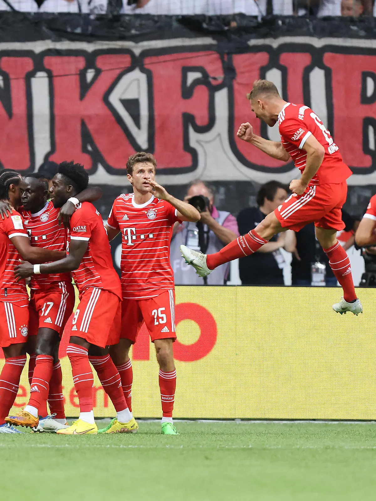 Eintracht Frankfurt - FC Bayern München, 1. FBL Tor zum 0:3 durch Sadio Mane FC Bayern, 17. Bundesligaspiel zwischen Eintracht Frankfurt und Bayern München am 5. August 2022 im Deutsche Bank Park in Frankfurt am Main. Nach Vorgaben der DFL, Deutsche Fußball Liga, ist es untersagt, in dem Stadion und/oder vom Spiel angefertigte Fotoaufnahmen in Form von Sequenzbildern und/oder videoähnlichen Fotostrecken zu verwerten bzw. verwerten zu lassen., Frankfurt am Main Hessen Deutschland Deutsche Bank Park *** Eintracht Frankfurt FC Bayern Munich, 1 FBL Goal to 0 3 by Sadio Mane FC Bayern, 17 Bundesliga match between Eintracht Frankfurt and Bayern Munich on 5 August 2022 at Deutsche Bank Park in Frankfurt am Main According to specifications of the DFL, German Football League, it is prohibited in the stadium and or from the game made photographs in the form of sequence pictures and or video-like photo series to exploit or to let exploit , Frankfurt am Main Hesse Germany Deutsche Bank Park