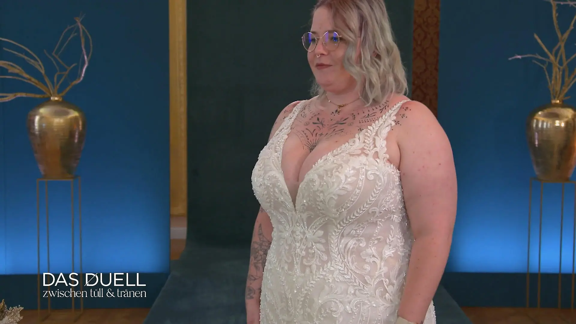 Victoria startet mit einem Meerjungfrauenkleid Figurbetont
