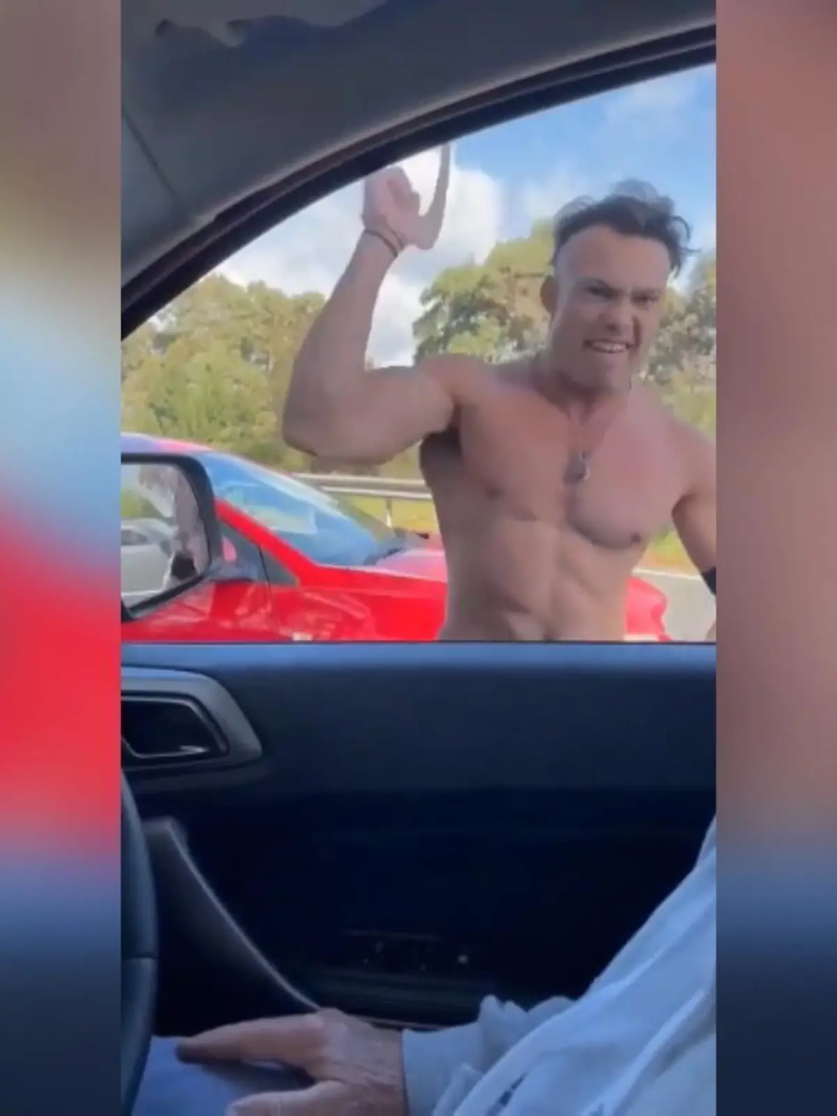 In Australien ist ein Mann mit einem Bumerang auf ein Auto losgegangen, Der Angreifer war offenbar ein Impfgegner.