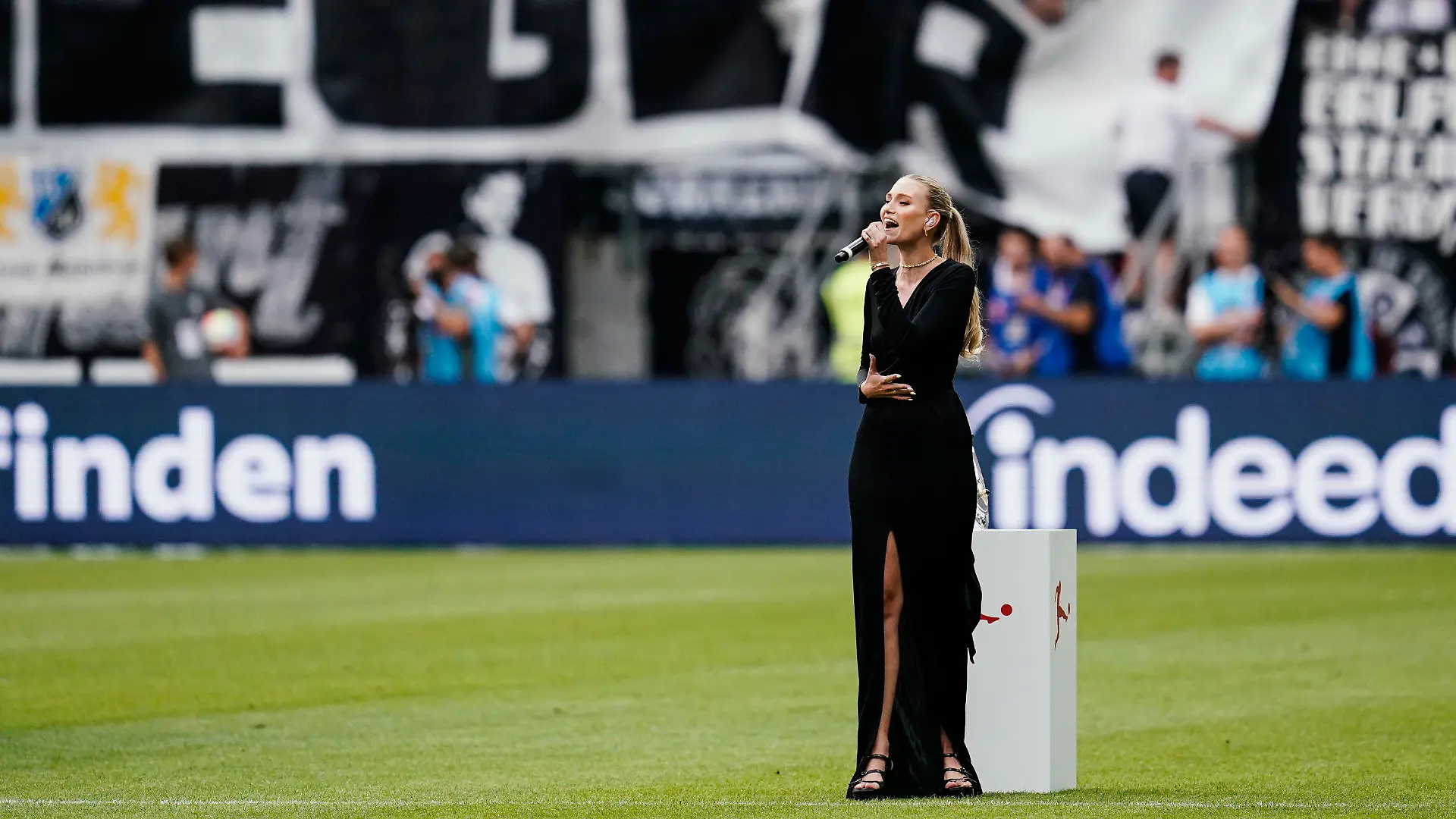 05.08.2022, Hessen, Frankfurt/Main: Fußball: Bundesliga, Eintracht Frankfurt - Bayern München, 1. Spieltag, Deutsche Bank Park. Carolin Niemczyk von der Band Glasperlenspiel singt zu Spilebeginn die deutsche Nationalhymne. Foto: Uwe Anspach/dpa - WICHTIGER HINWEIS: Gemäß den Vorgaben der DFL Deutsche Fußball Liga bzw. des DFB Deutscher Fußball-Bund ist es untersagt, in dem Stadion und/oder vom Spiel angefertigte Fotoaufnahmen in Form von Sequenzbildern und/oder videoähnlichen Fotostrecken zu verwerten bzw. verwerten zu lassen. +++ dpa-Bildfunk +++