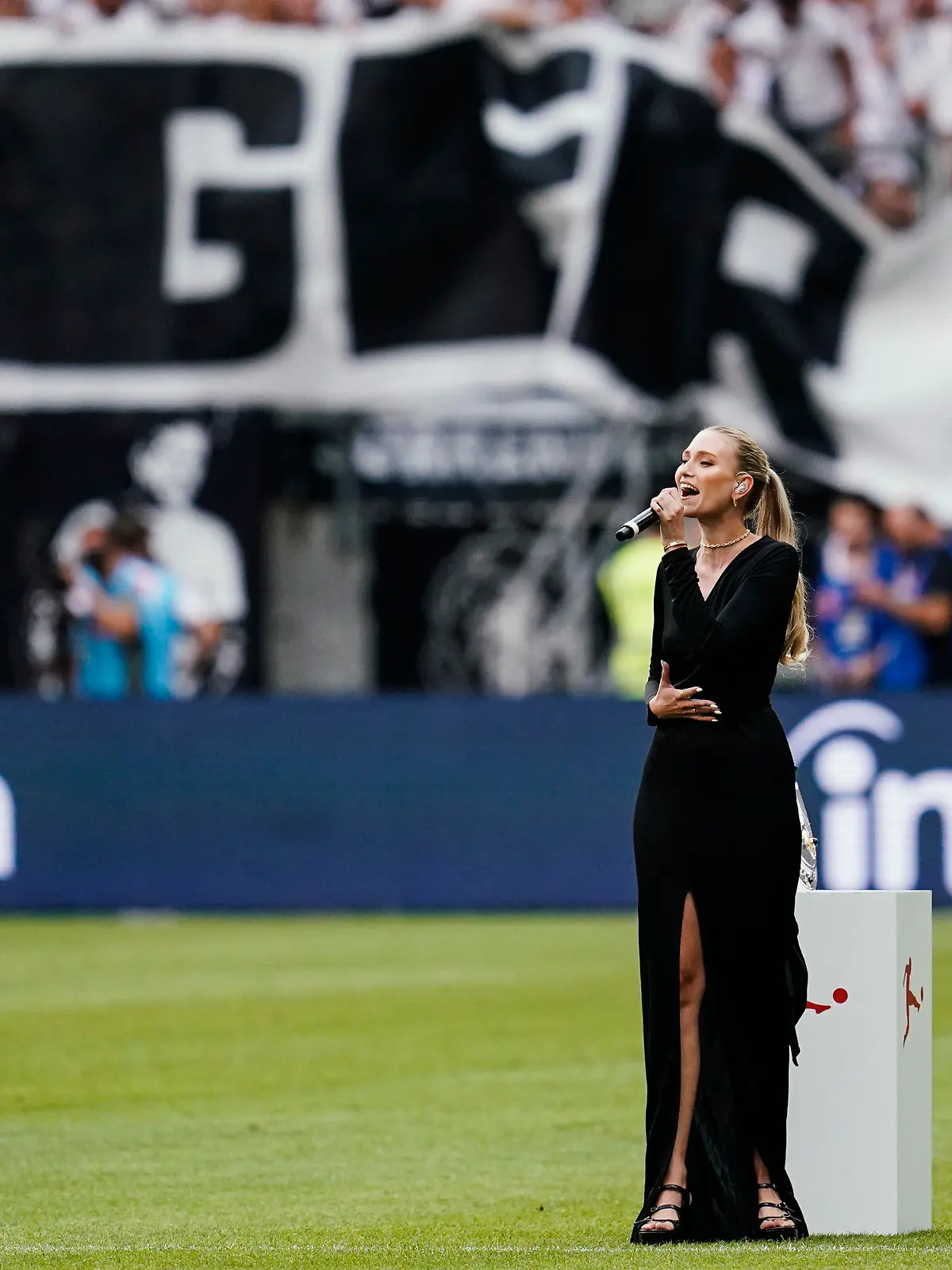 05.08.2022, Hessen, Frankfurt/Main: Fußball: Bundesliga, Eintracht Frankfurt - Bayern München, 1. Spieltag, Deutsche Bank Park. Carolin Niemczyk von der Band Glasperlenspiel singt zu Spilebeginn die deutsche Nationalhymne. Foto: Uwe Anspach/dpa - WICHTIGER HINWEIS: Gemäß den Vorgaben der DFL Deutsche Fußball Liga bzw. des DFB Deutscher Fußball-Bund ist es untersagt, in dem Stadion und/oder vom Spiel angefertigte Fotoaufnahmen in Form von Sequenzbildern und/oder videoähnlichen Fotostrecken zu verwerten bzw. verwerten zu lassen. +++ dpa-Bildfunk +++