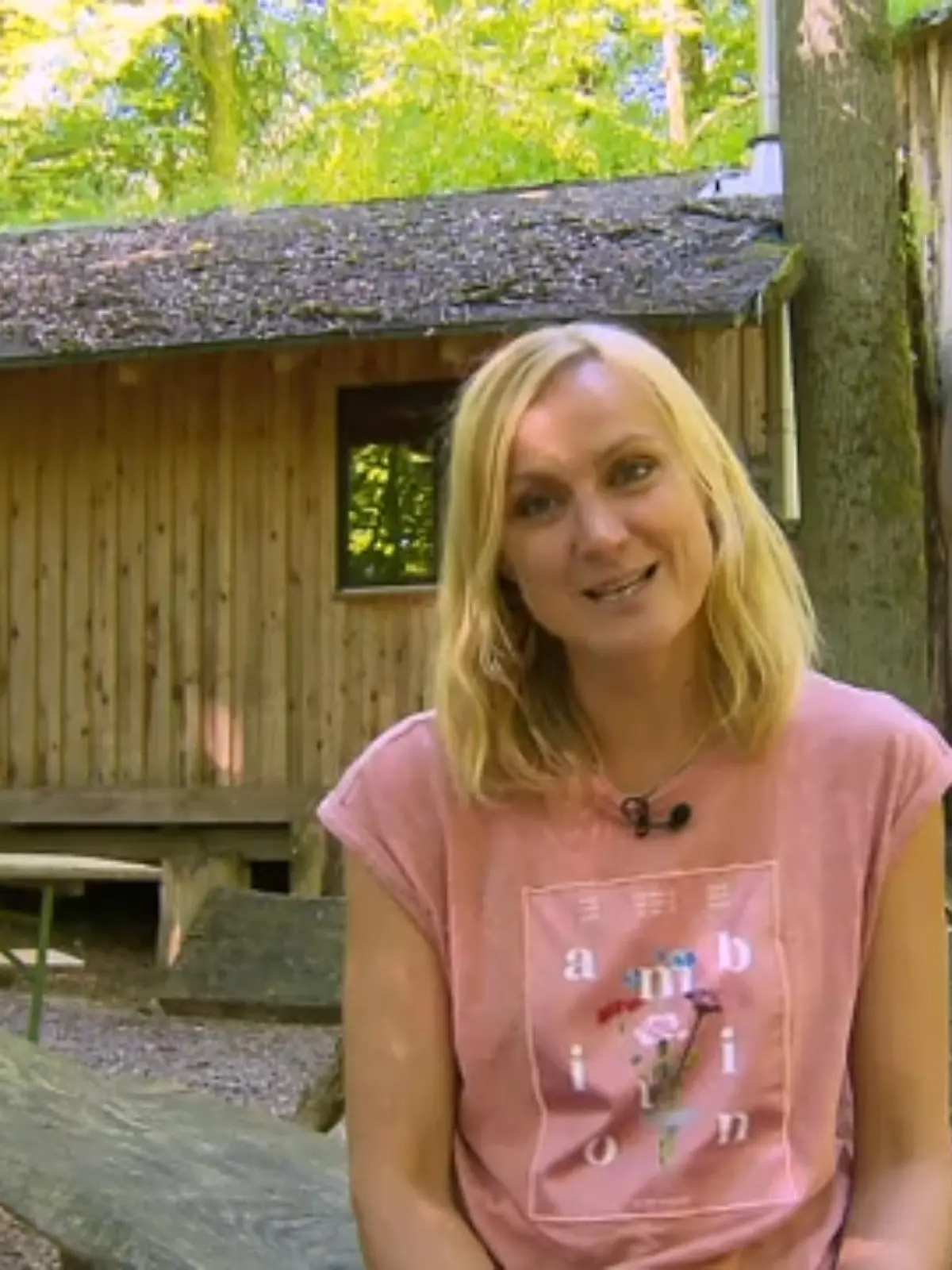 Fantasy- und Outdoor-Fans aufgepasst, hier kommt ihr definitiv auf den Geschmack! Im Outdoor-Zentrum-Lahn in Greifenstein gibt es nämlich beides zugleich. Ein Hauch von Mittelerde. Ob die hobbit-ähnlichen Holzhäuschen im hessischen Wald das herhalten, was der Name verspricht – im Video.