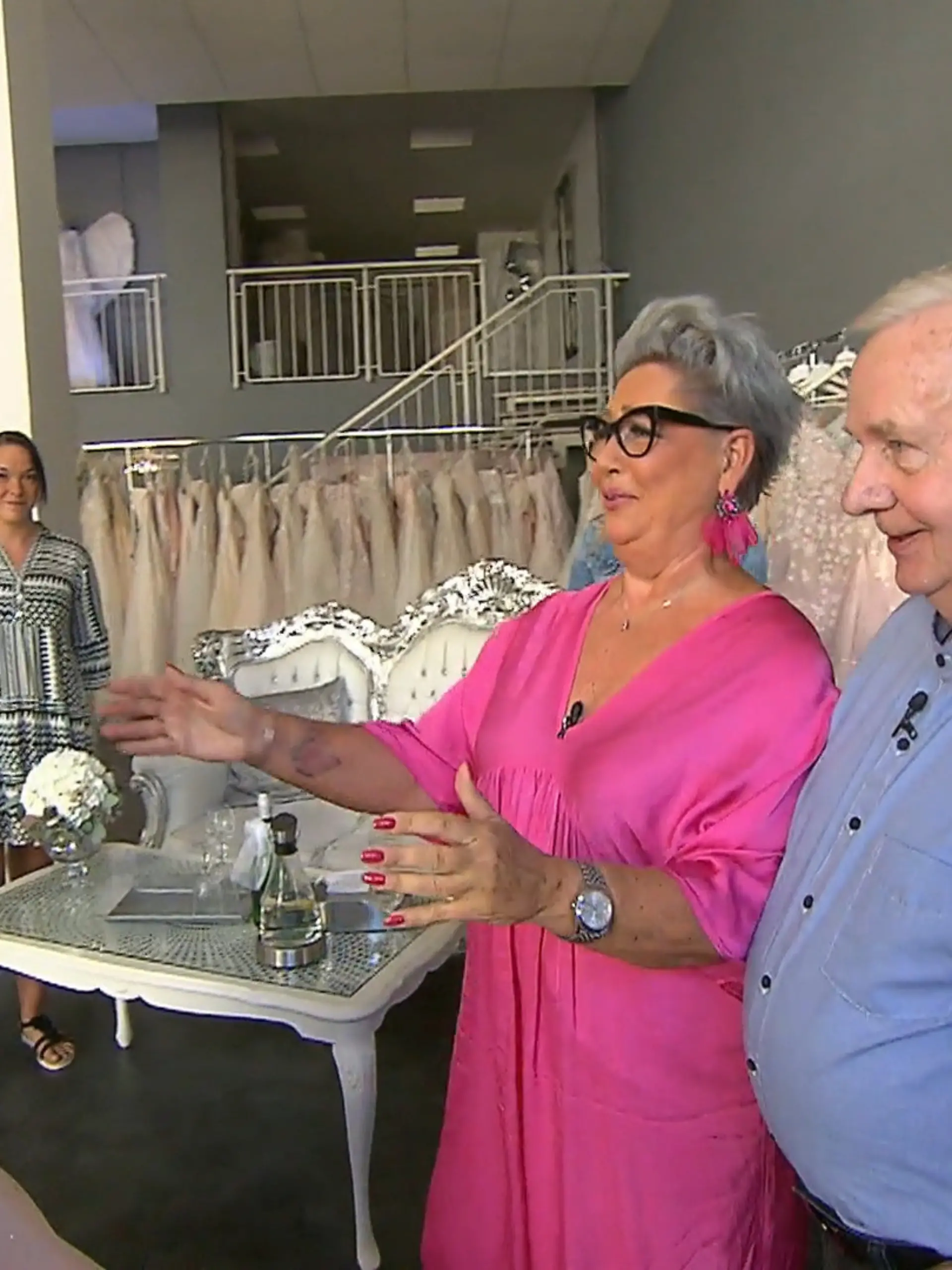 Bild zu: "Antje und Evelyn von royalem Kleid überwältigt"