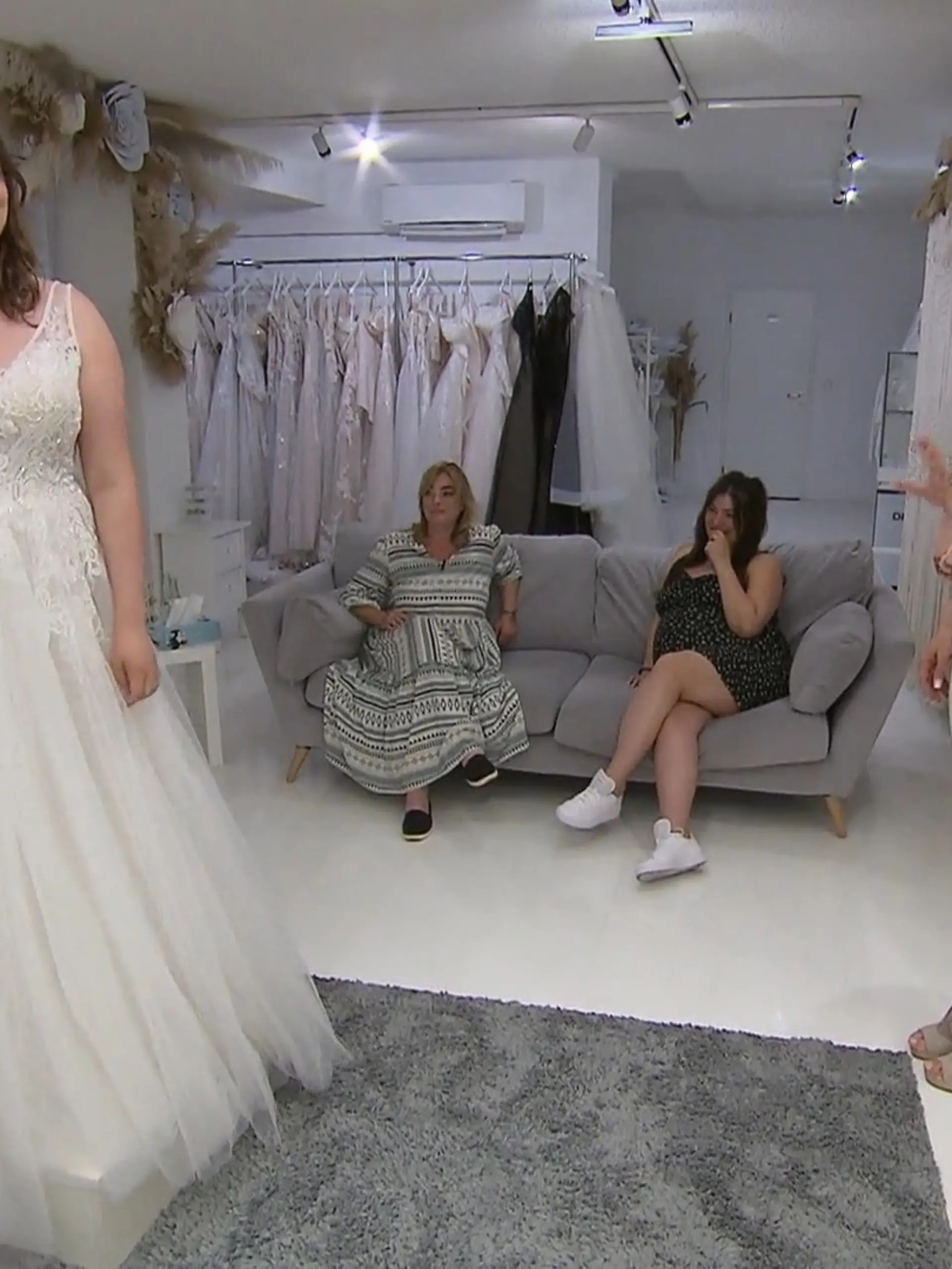 Bild zu: "Alinas Traumkleid ist ausverkauft"