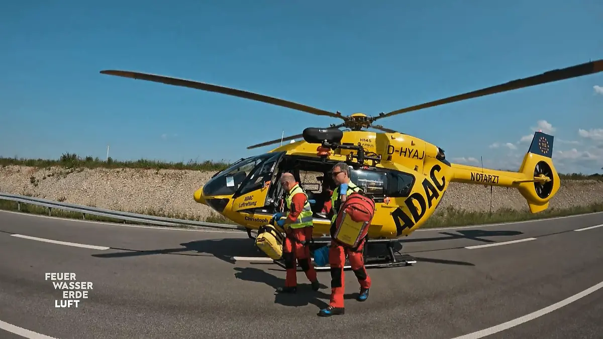 ADAC Luftrettung unterwegs zum Motorradunfall Auf der Bundesstraße