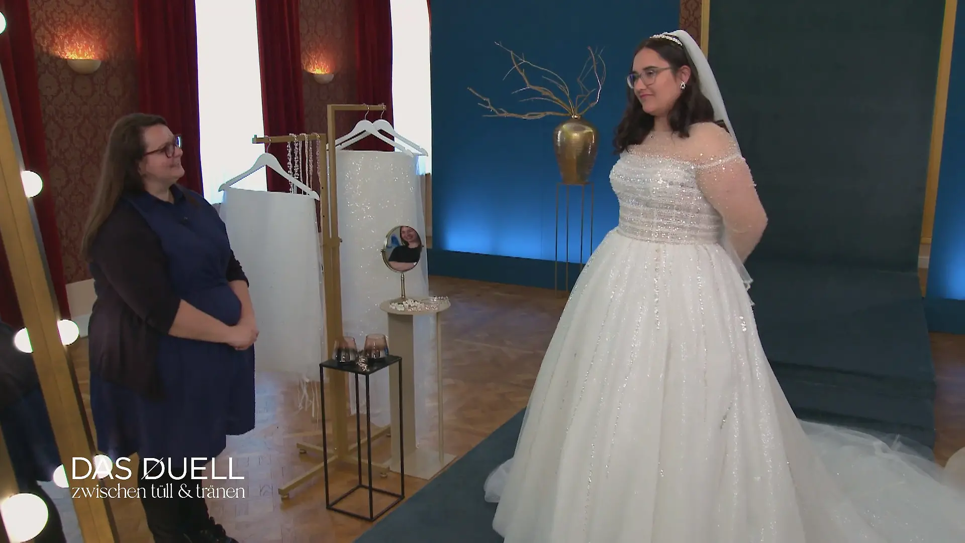 Bekommt Manus erstes Kleid Konkurrenz? Kleiderduell eins vs. drei