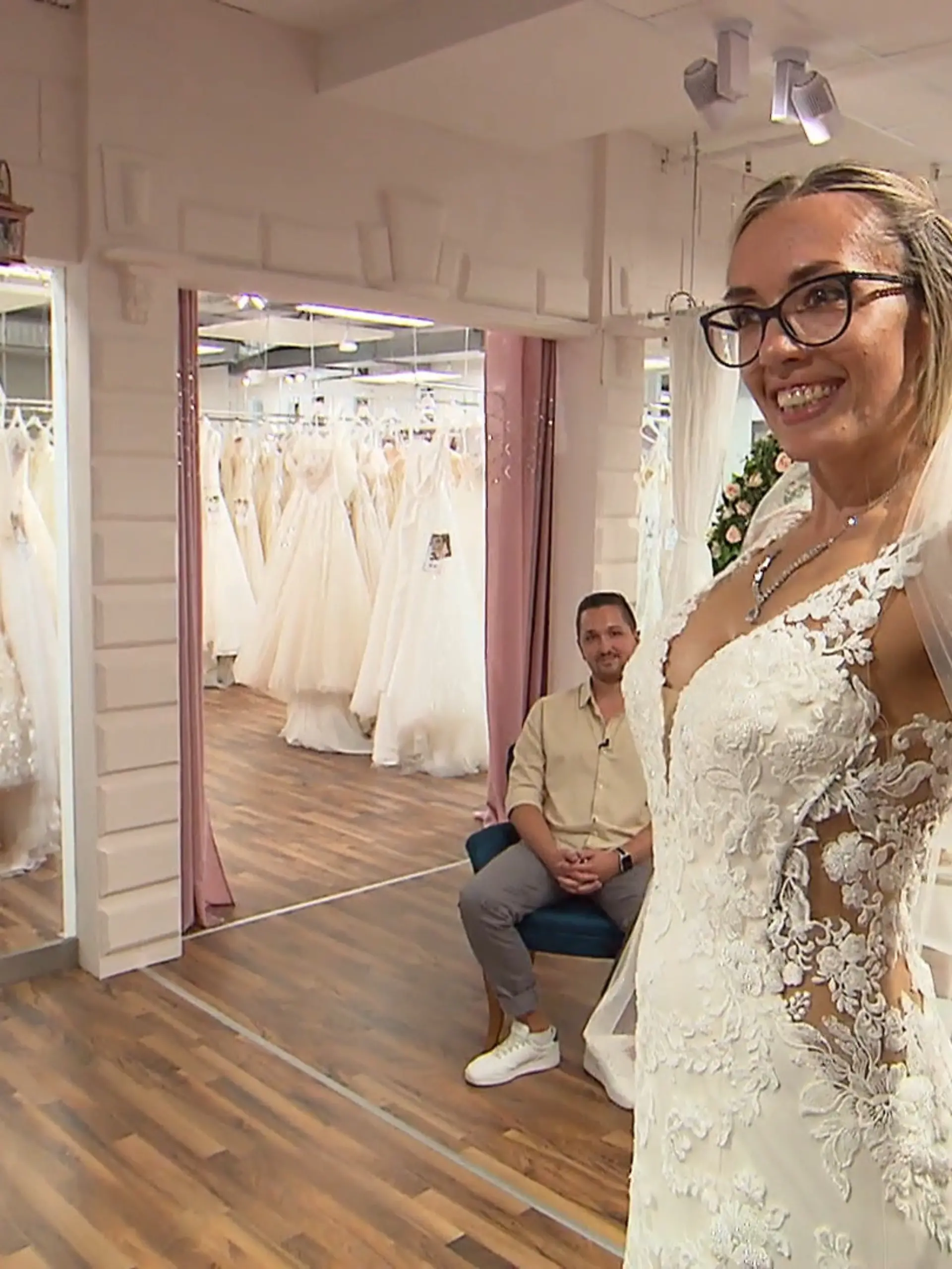 Bild zu: "Mandy schwankt zwischen zwei Kleidern"