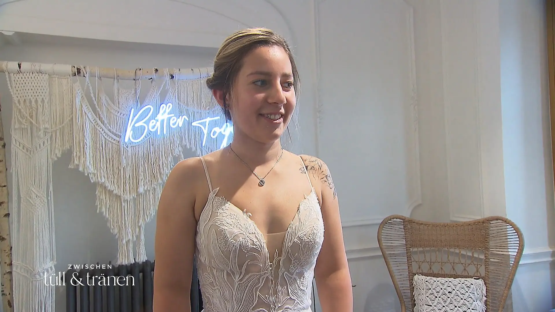 Das fließende Kleid verzaubert Mary-Ann Es passt perfekt