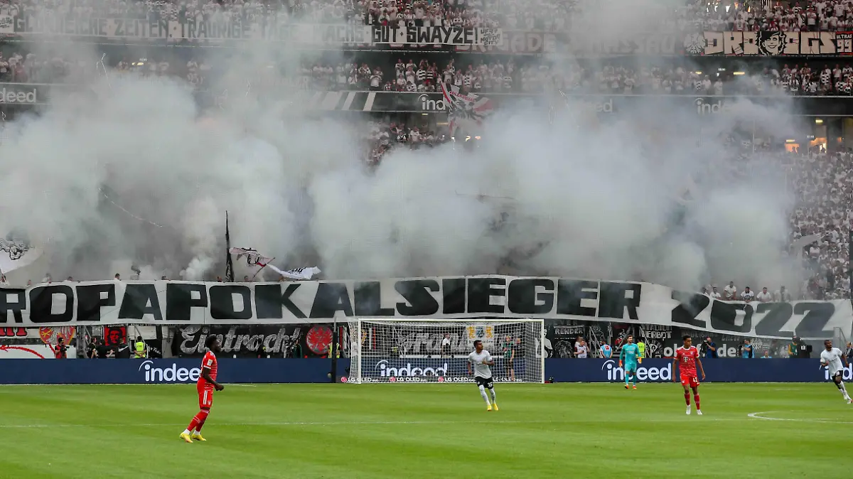 xMHx - Fussball 1. Bundesliga 01. Spieltag Eintracht Frankfurt - FC Bayern München am 05.08.2022 im Deutsche Bank Park in Frankfurt Die Fans von Eintracht Frankfurt zünden in der Nordwestkurve Rauchbomben und präsentieren ein Banner Europapokalsieger 2022 *** xMHx Football 1 Bundesliga 01 Matchday Eintracht Frankfurt FC Bayern Munich on 05 08 2022 at Deutsche Bank Park in Frankfurt The fans of Eintracht Frankfurt ignite smoke bombs in the Nordwestkurve and present a banner European Cup Winner 2022 MH