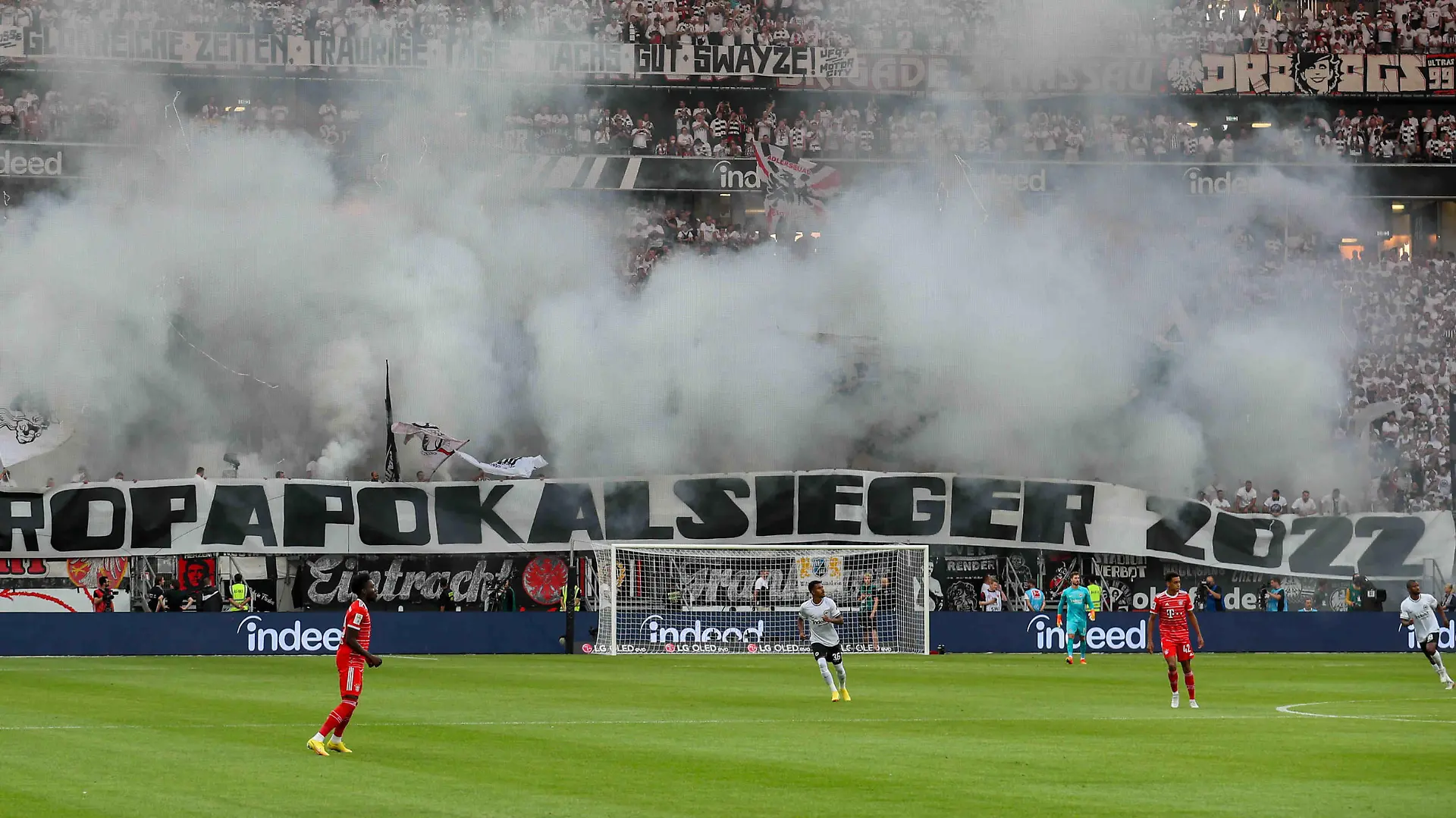 xMHx - Fussball 1. Bundesliga 01. Spieltag Eintracht Frankfurt - FC Bayern München am 05.08.2022 im Deutsche Bank Park in Frankfurt Die Fans von Eintracht Frankfurt zünden in der Nordwestkurve Rauchbomben und präsentieren ein Banner Europapokalsieger 2022 *** xMHx Football 1 Bundesliga 01 Matchday Eintracht Frankfurt FC Bayern Munich on 05 08 2022 at Deutsche Bank Park in Frankfurt The fans of Eintracht Frankfurt ignite smoke bombs in the Nordwestkurve and present a banner European Cup Winner 2022 MH 