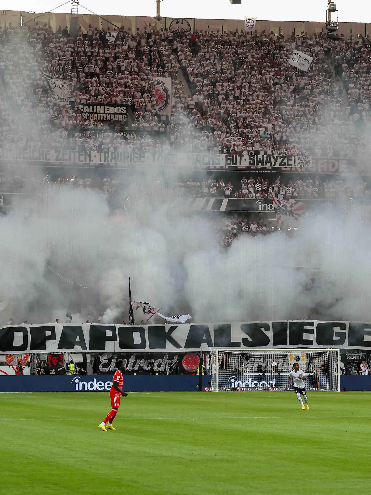 xMHx - Fussball 1. Bundesliga 01. Spieltag Eintracht Frankfurt - FC Bayern München am 05.08.2022 im Deutsche Bank Park in Frankfurt Die Fans von Eintracht Frankfurt zünden in der Nordwestkurve Rauchbomben und präsentieren ein Banner Europapokalsieger 2022 *** xMHx Football 1 Bundesliga 01 Matchday Eintracht Frankfurt FC Bayern Munich on 05 08 2022 at Deutsche Bank Park in Frankfurt The fans of Eintracht Frankfurt ignite smoke bombs in the Nordwestkurve and present a banner European Cup Winner 2022 MH 