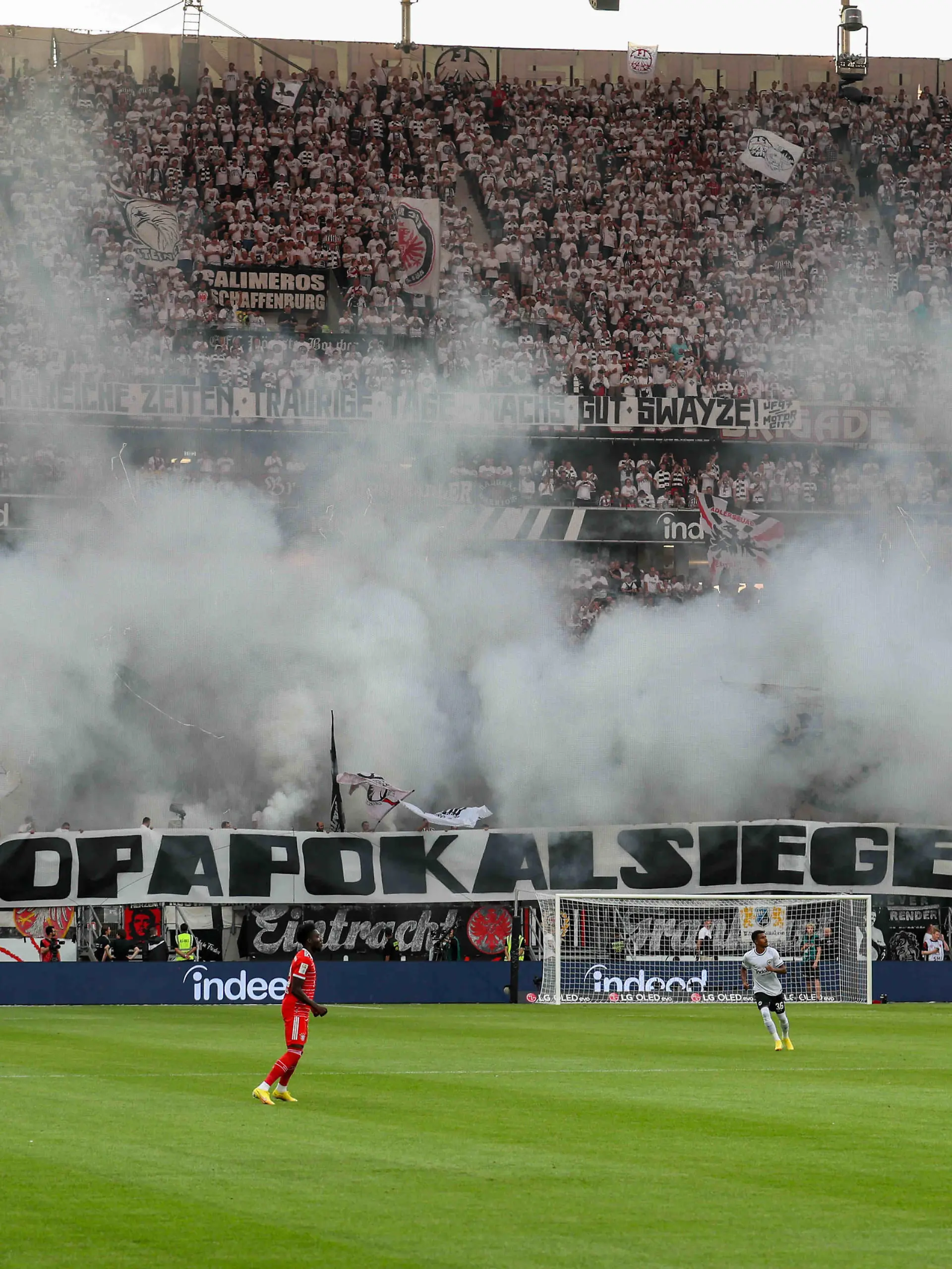 xMHx - Fussball 1. Bundesliga 01. Spieltag Eintracht Frankfurt - FC Bayern München am 05.08.2022 im Deutsche Bank Park in Frankfurt Die Fans von Eintracht Frankfurt zünden in der Nordwestkurve Rauchbomben und präsentieren ein Banner Europapokalsieger 2022 *** xMHx Football 1 Bundesliga 01 Matchday Eintracht Frankfurt FC Bayern Munich on 05 08 2022 at Deutsche Bank Park in Frankfurt The fans of Eintracht Frankfurt ignite smoke bombs in the Nordwestkurve and present a banner European Cup Winner 2022 MH 