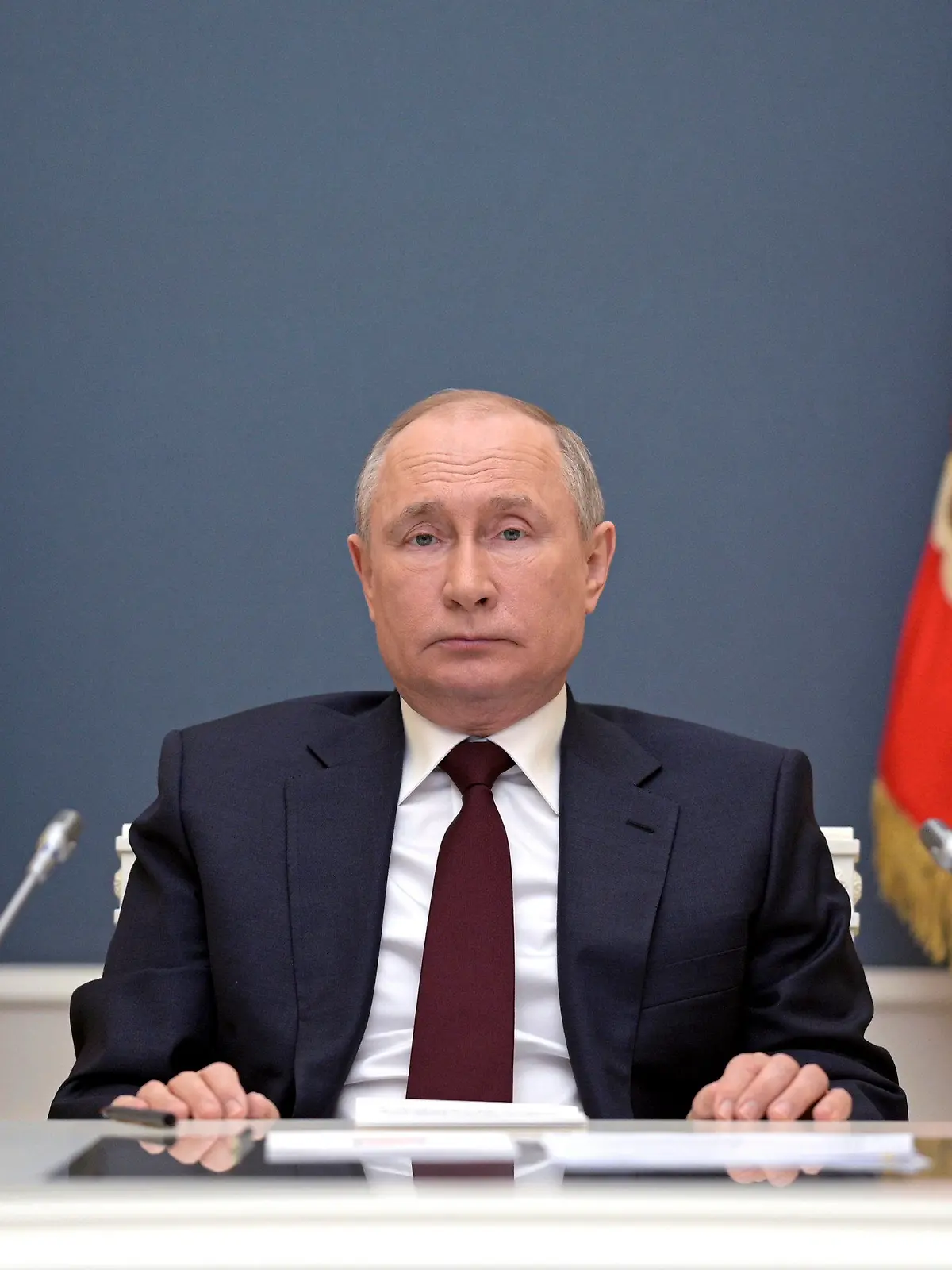 ARCHIV - 22.04.2021, Russland, Moskau: Wladimir Putin, Präsident von Russland, bereitet sich auf die Teilnahme an einem virtuellen Klima-Gipfel, zu dem US-Präsident Biden dutzende Staats- und Regierungschefs eingeladen hat, vor. (zu dpa "Gerüchte um Putins Gesundheit - oder: was verraten äußere Merkmale?") Foto: Alexei Druzhinin/Pool Sputnik Kremlin/AP/dpa +++ dpa-Bildfunk +++