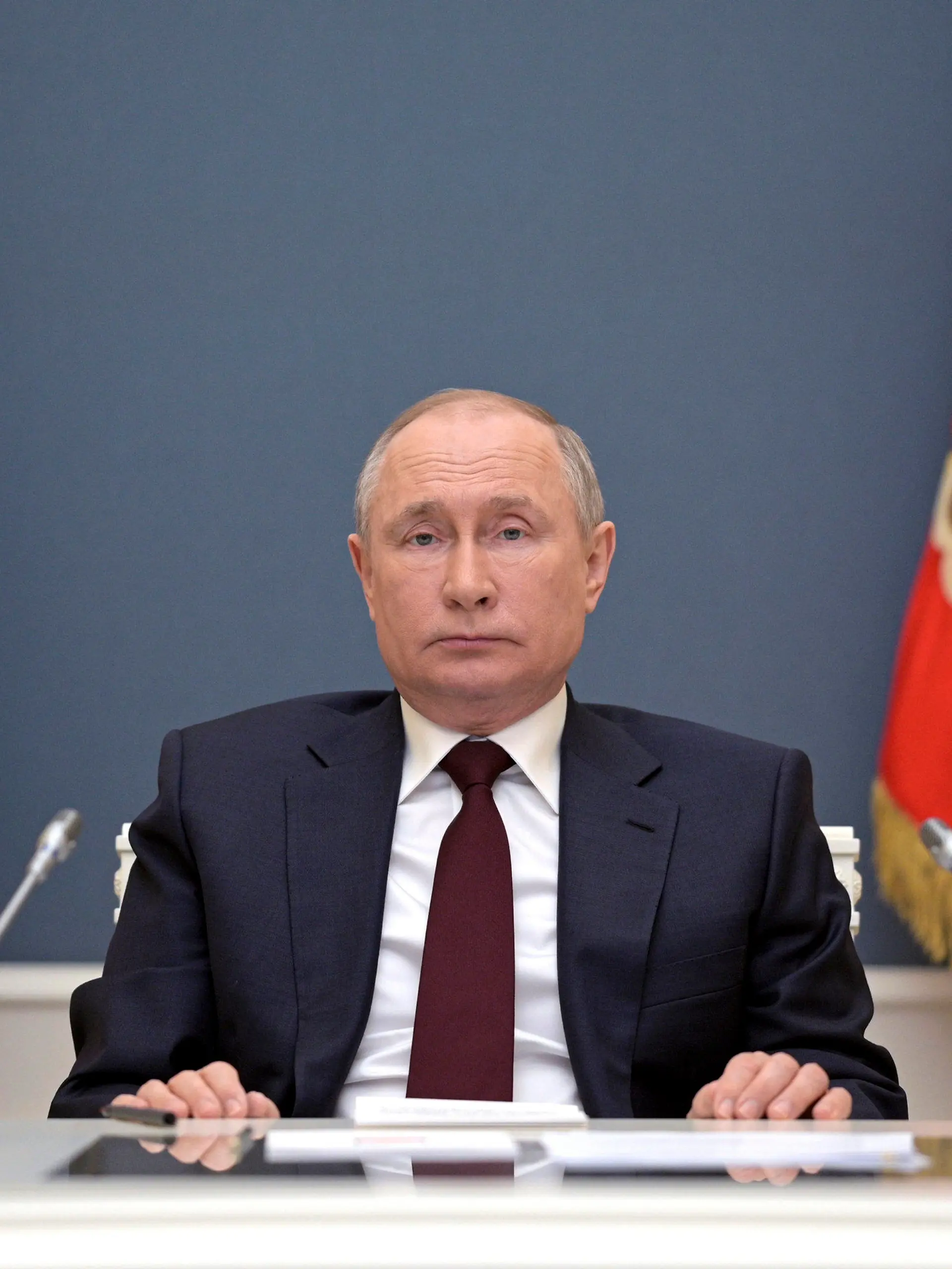 ARCHIV - 22.04.2021, Russland, Moskau: Wladimir Putin, Präsident von Russland, bereitet sich auf die Teilnahme an einem virtuellen Klima-Gipfel, zu dem US-Präsident Biden dutzende Staats- und Regierungschefs eingeladen hat, vor. (zu dpa "Gerüchte um Putins Gesundheit - oder: was verraten äußere Merkmale?") Foto: Alexei Druzhinin/Pool Sputnik Kremlin/AP/dpa +++ dpa-Bildfunk +++