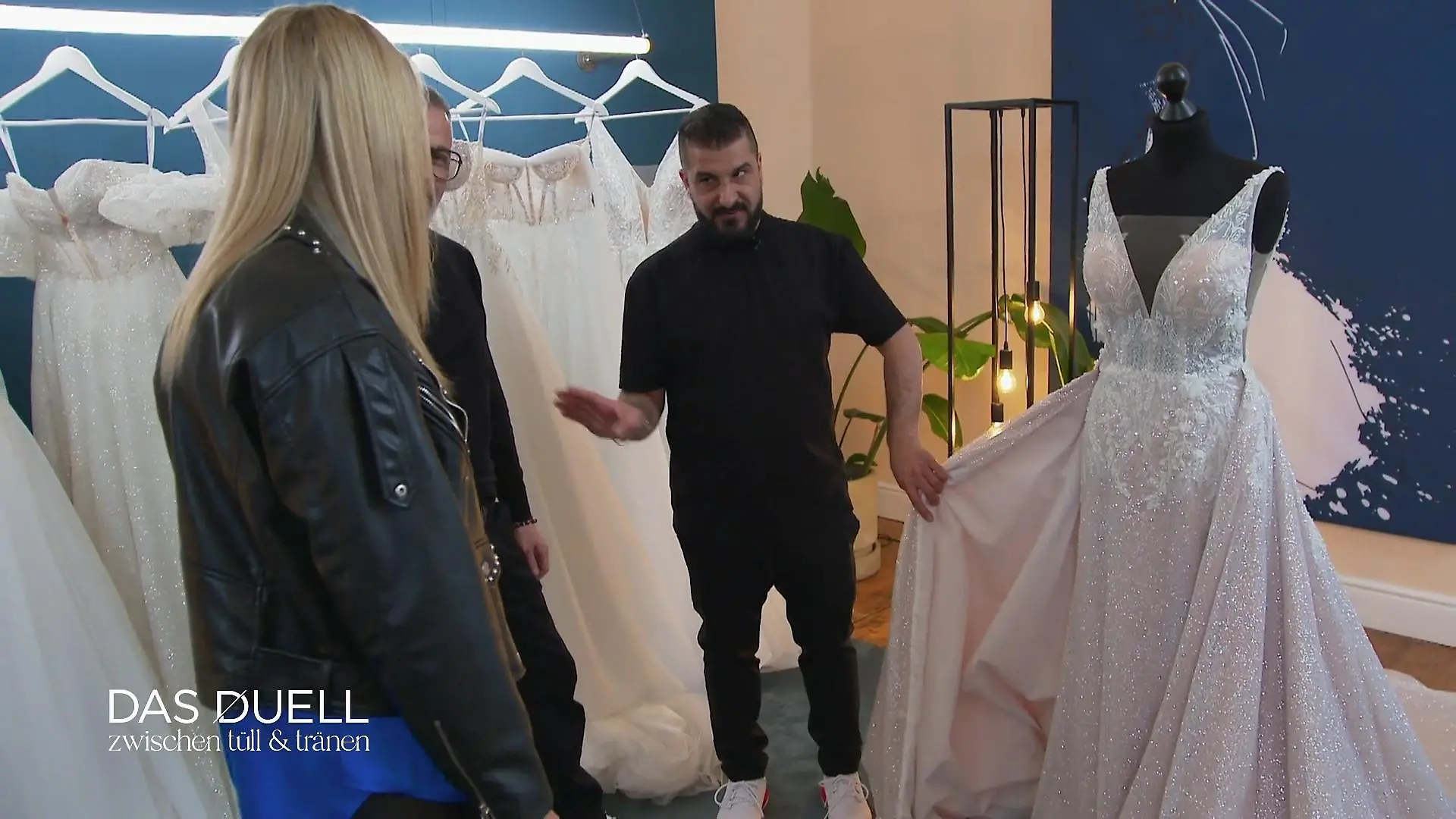Wie kommen die Kleider bei Elsa an? Nicht sehr begeistert?