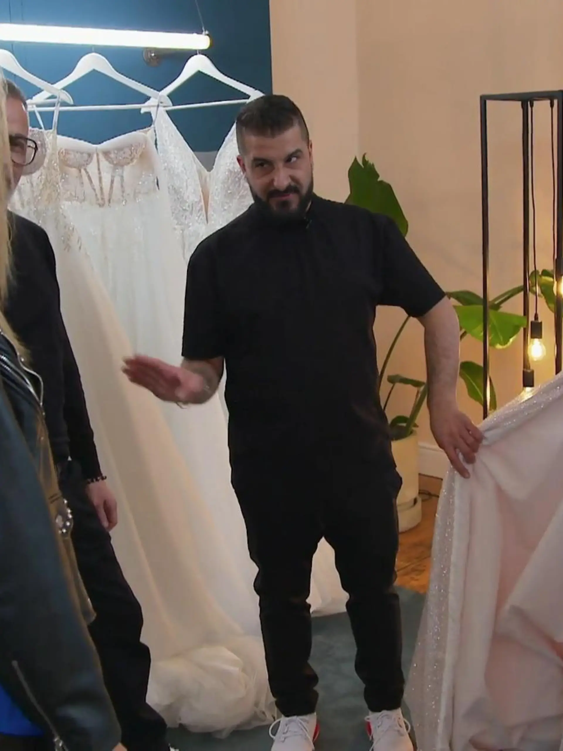 Bild zu: "Wie kommen die Kleider bei Elsa an?"