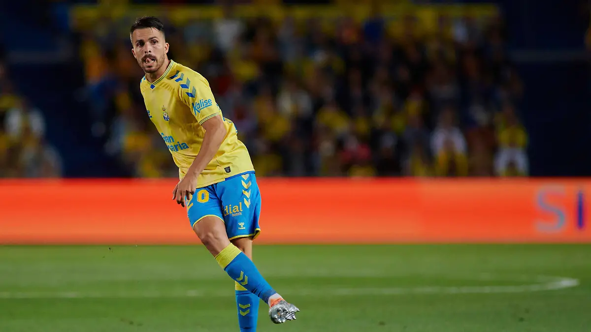 Partido de LaLiga SmartBank 2021-22 entre la UD Las Palmas y el Real Oviedo. En la imagen, Kirian Rodriguez Las Palmas da un pase. LaLiga SmartBank 2021-22 match between Las Palmas and Oviedo. In this picture, Kirian Rodriguez Las Palmas passes the ball. GERARDOxOJEDA PUBLICATIONxNOTxINxESP 