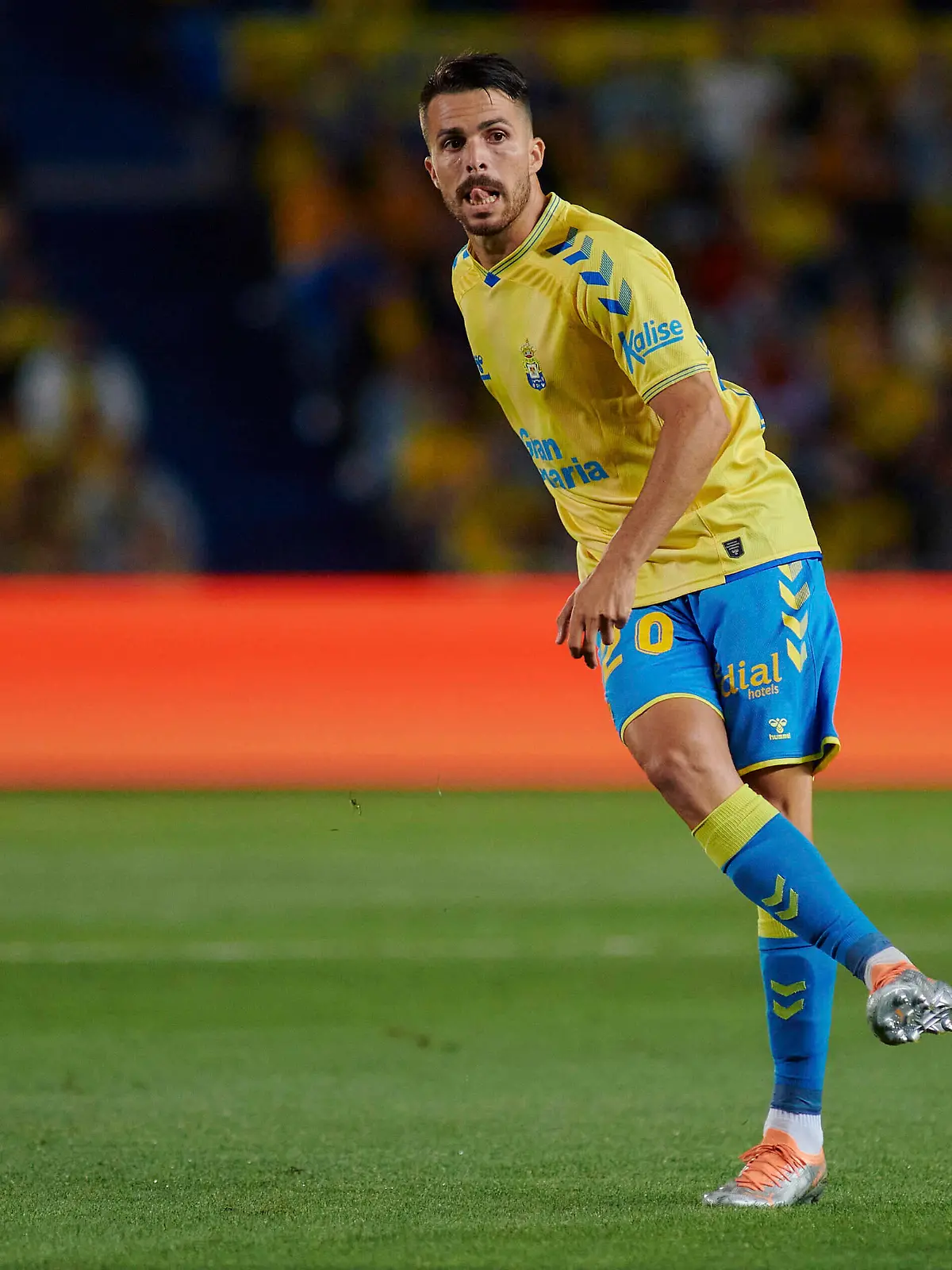 Partido de LaLiga SmartBank 2021-22 entre la UD Las Palmas y el Real Oviedo. En la imagen, Kirian Rodriguez Las Palmas da un pase. LaLiga SmartBank 2021-22 match between Las Palmas and Oviedo. In this picture, Kirian Rodriguez Las Palmas passes the ball. GERARDOxOJEDA PUBLICATIONxNOTxINxESP 