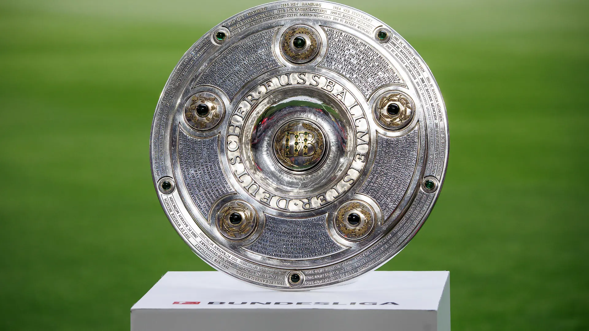 ARCHIV - 08.05.2022, Bayern, München: Fußball: Bundesliga, Bayern München - VfB Stuttgart, 33. Spieltag, Allianz Arena. Die Meisterschale ist vor Spielbeginn auf einem Podest zu sehen. (zu dpa: "18 Clubs, 18 Thesen: Was bringt die neue Bundesliga-Saison?") Foto: Matthias Balk/dpa +++ dpa-Bildfunk +++