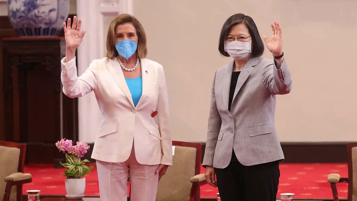 August 3, 2022, Taipei, Taiwan, Republic of China: Taiwan President Tsai Ing-wen, right, and U.S. Speaker of the House Nancy Pelosi, wave during a meeting at the presidential office, August 3, 2022 in Taipei, Taiwan. Pelosi is leading a delegation of congressional leaders in a visit that has angered China. Taipei Republic of China - ZUMAp138 20220803_zaa_p138_021 Copyright: xSimonxLiu/TaiwanxPresidentialx
