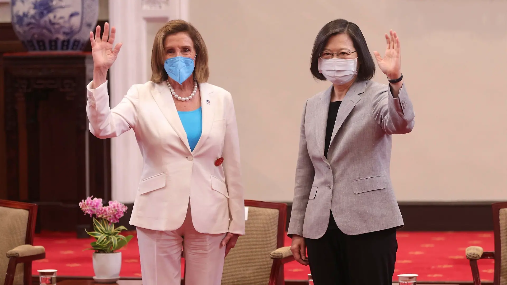 August 3, 2022, Taipei, Taiwan, Republic of China: Taiwan President Tsai Ing-wen, right, and U.S. Speaker of the House Nancy Pelosi, wave during a meeting at the presidential office, August 3, 2022 in Taipei, Taiwan. Pelosi is leading a delegation of congressional leaders in a visit that has angered China. Taipei Republic of China - ZUMAp138 20220803_zaa_p138_021 Copyright: xSimonxLiu/TaiwanxPresidentialx