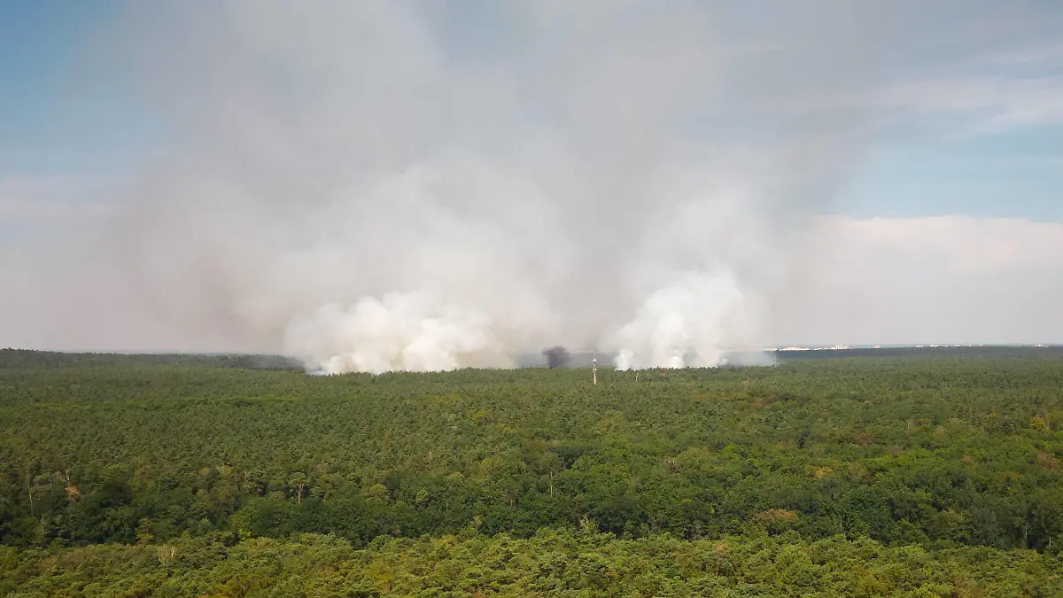 News Bilder des Tages Waldbrand im Grunewald Berlin, Deutschland - 4. August 2022: Luftaufnahme vom Waldbrand beim Sprengplatz beim Kronprinzessinnenweg in Nikolassee im Grunewald. Iin der Nacht brach dort ein Feuer aus wobei Knallgeräusche und schwere Detonationen zu hören waren. Photo: Christian Ender Berlin