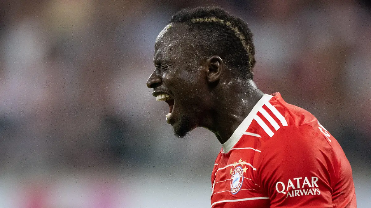 ARCHIV - 30.07.2022, Sachsen, Leipzig: Fußball: DFL-Supercup, RB Leipzig - Bayern München, Red Bull Arena. Bayerns Sadio Mane jubelt über seinen Treffer zum 0:2. (zu dpa: «Mané verspricht bei Champions-League-Sieg: Färbe Streifen im Haar rot») Foto: Hendrik Schmidt/dpa - WICHTIGER HINWEIS: Gemäß den Vorgaben der DFL Deutsche Fußball Liga bzw. des DFB Deutscher Fußball-Bund ist es untersagt, in dem Stadion und/oder vom Spiel angefertigte Fotoaufnahmen in Form von Sequenzbildern und/oder videoähnlichen Fotostrecken zu verwerten bzw. verwerten zu lassen. +++ dpa-Bildfunk +++