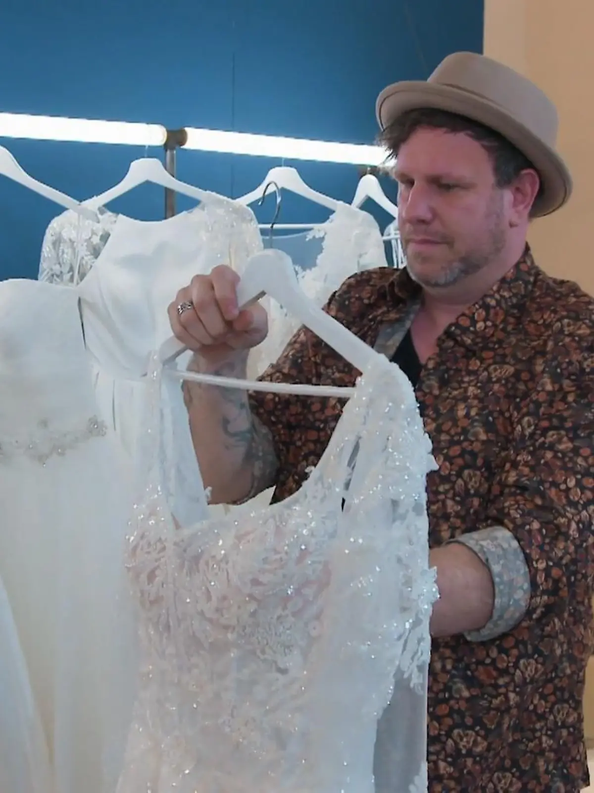 Bild zu: "Christian präsentiert Jessica nur ein Prinzessinnenkleid"