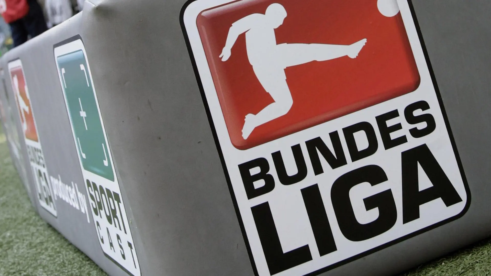 ARCHIV - Ein Kameramann filmt in einem Fußball-Stadion ein Bundesliga-Spiel (Archivfoto vom 24.08.2008). Weniger Geld, ansonsten bleibt fast alles beim alten: Der Fernsehsender Premiere erhält nach Informationen der «Bild»-Zeitung (Donnerstag) die Pay-TV-Rechte für die Fußball- Bundesliga, die ARD-Sportschau sendet weiter die erste frei empfangbare Spieltag-Zusammenfassung am Samstag. Die Deutsche Fußball Liga (DFL) bestätigte diese Informationen nicht, hat aber für diesen Freitag (28.11.2008) nach der Mitgliederversammlung eine Pressekonferenz zur Vergabe der Fernsehrechte von der Saison 2009/2010 an angekündigt. Foto: Andreas Gebert dpa (zu dpa 0977 vom 27.11.2008) +++(c) dpa - Bildfunk+++