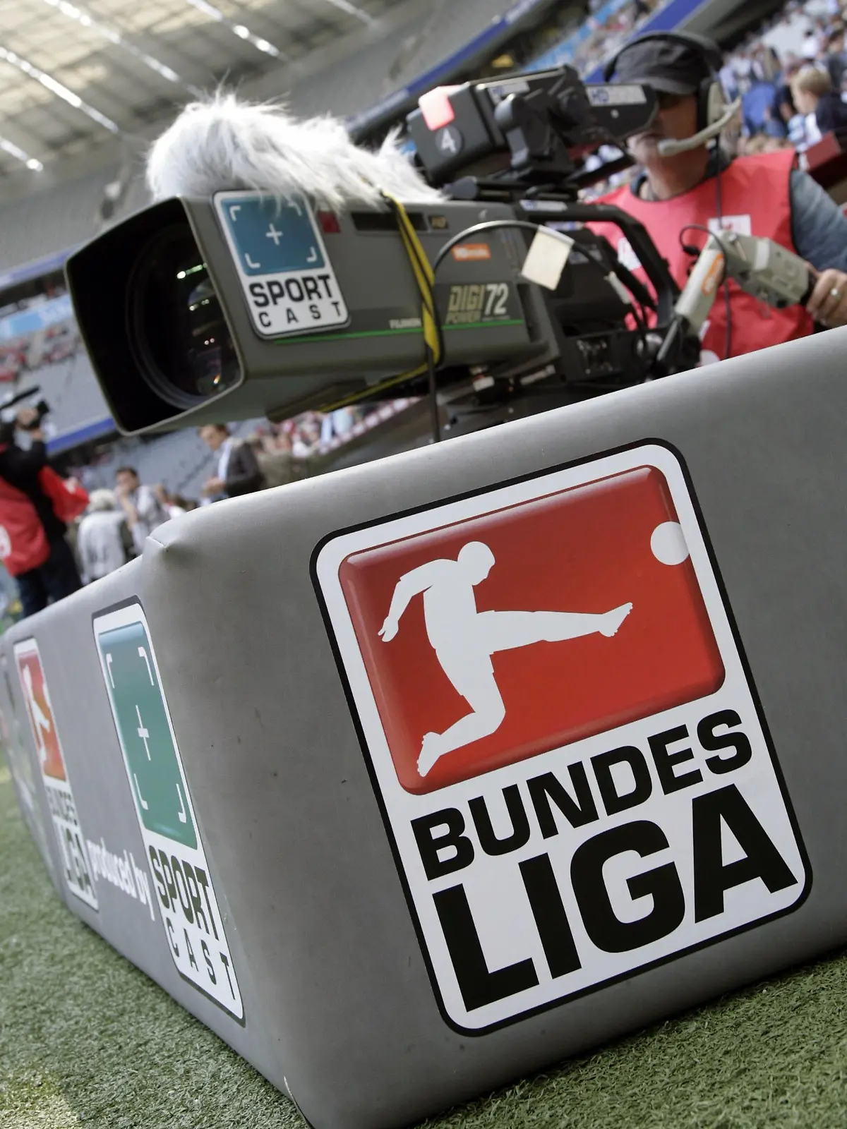 ARCHIV - Ein Kameramann filmt in einem Fußball-Stadion ein Bundesliga-Spiel (Archivfoto vom 24.08.2008). Weniger Geld, ansonsten bleibt fast alles beim alten: Der Fernsehsender Premiere erhält nach Informationen der «Bild»-Zeitung (Donnerstag) die Pay-TV-Rechte für die Fußball- Bundesliga, die ARD-Sportschau sendet weiter die erste frei empfangbare Spieltag-Zusammenfassung am Samstag. Die Deutsche Fußball Liga (DFL) bestätigte diese Informationen nicht, hat aber für diesen Freitag (28.11.2008) nach der Mitgliederversammlung eine Pressekonferenz zur Vergabe der Fernsehrechte von der Saison 2009/2010 an angekündigt. Foto: Andreas Gebert dpa (zu dpa 0977 vom 27.11.2008) +++(c) dpa - Bildfunk+++