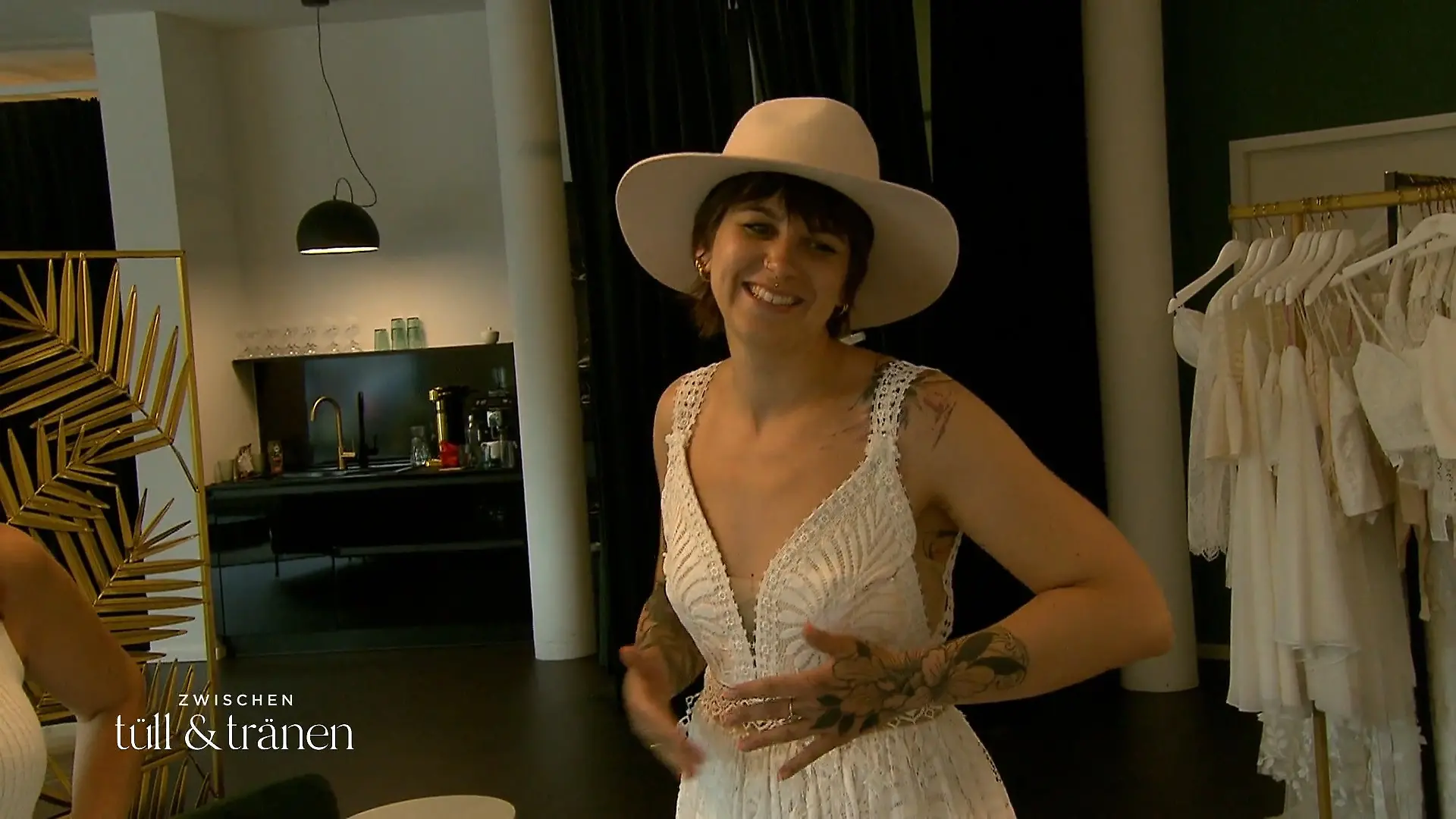 Wird es das Kleid oder das Hosen-Outfit? Coralie muss sich entscheiden