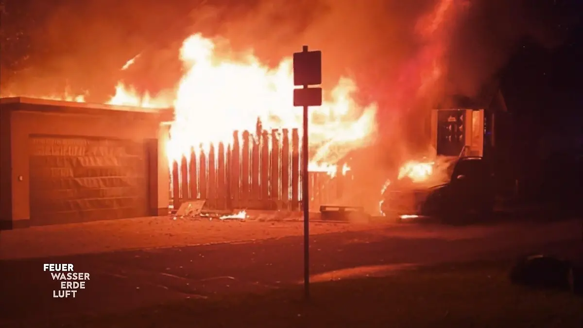 Ein brennendes Fahrzeug kann besonders gefährlich werden Feuerwehr im Einsatz