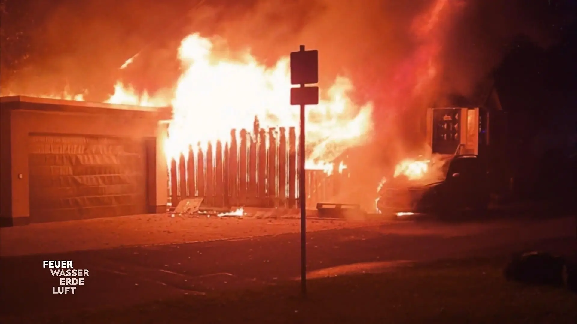 Ein brennendes Fahrzeug kann besonders gefährlich werden Feuerwehr im Einsatz