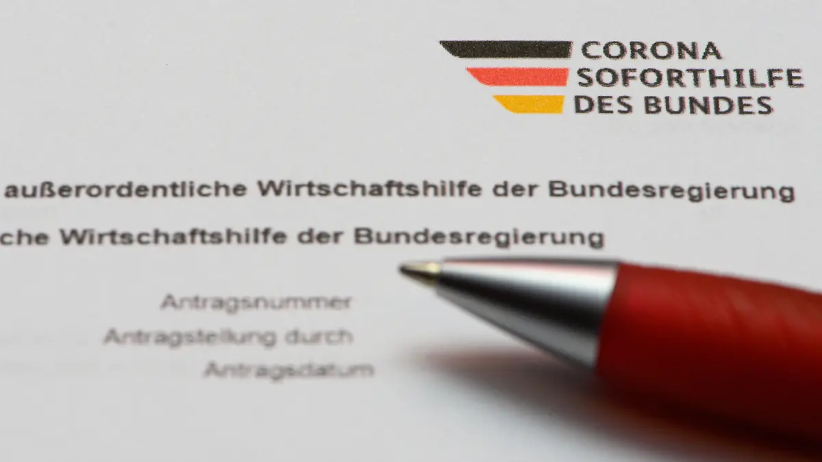 ARCHIV - 25.11.2020, Sachsen, Dresden: ILLUSTRATION - Ein Stift liegt auf einem Antrag auf Gewährung der «Novemberhilfe» als außerordentliche Wirtschaftshilfe der Bundesregierung in der Corona-Krise. (gestellte Szene). (zu dpa: «Weiterzahlung von Coronahilfen trotz Betrugsverdachts gefordert» Foto: Robert Michael/dpa-Zentralbild/dpa +++ dpa-Bildfunk +++