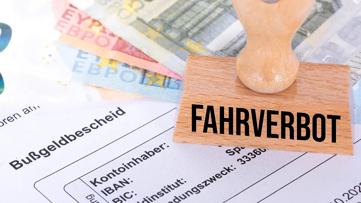 Ein Schreiben Bußgeldbescheid, Euro Geldscheine und Stempel Fahrverbot