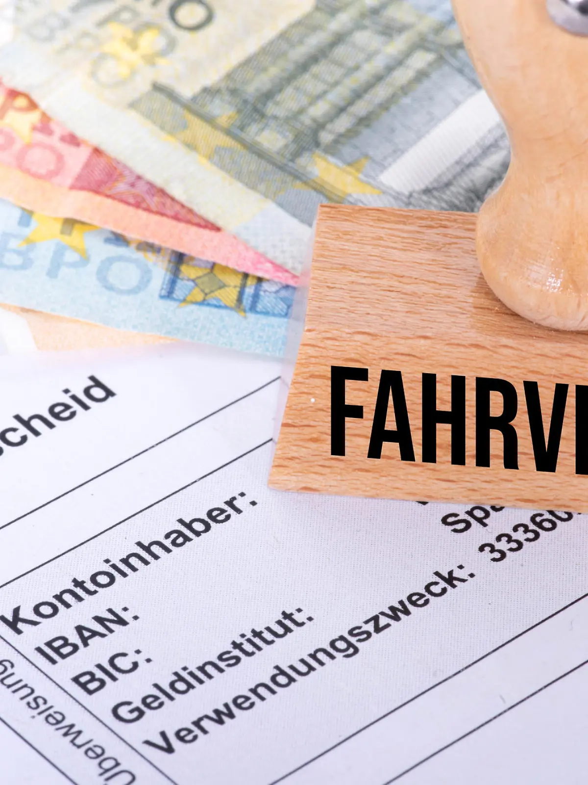 Ein Schreiben Bußgeldbescheid, Euro Geldscheine und Stempel Fahrverbot