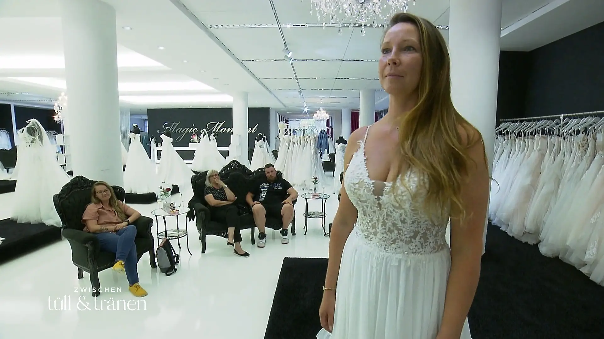 Nadine bleibt am zweiten Kleid hängen Erstmal unsicher