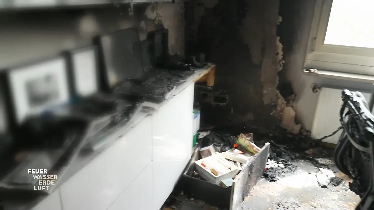 Nach einem Wohnungsbrand wird nach der Ursache gesucht Nur noch Asche