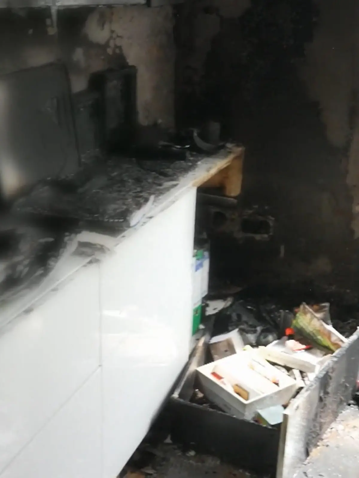 Bild zu: "Nach einem Wohnungsbrand wird nach der Ursache gesucht"