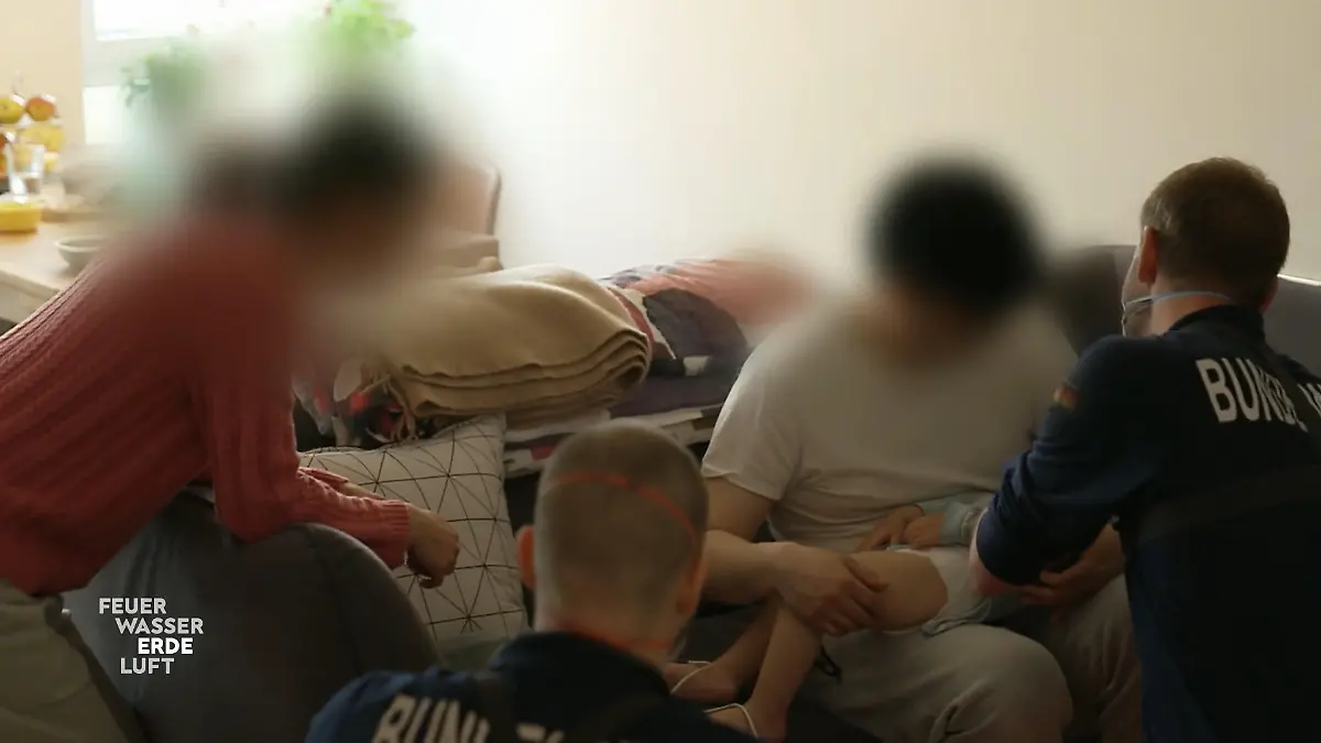 Eine Mutter ruft den Notarzt für ihren Sohn Fieberkrampf