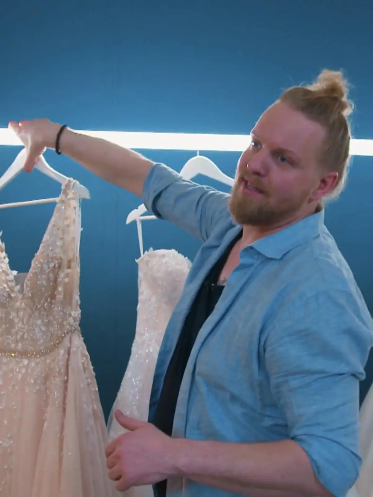 Bild zu: "Hannes wählt das dritte Kleid gezielt"
