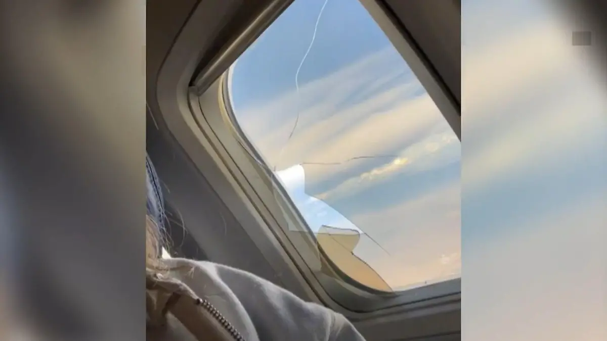 Frau filmt kaputtes Fenster im Flugzeug Horror-Moment!