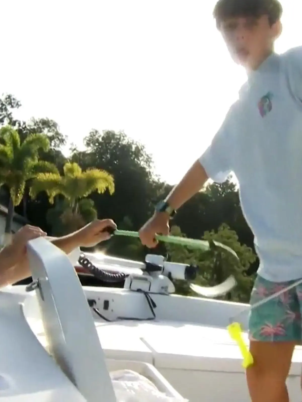 Ein 13-jähriger Junge war mit seiner Familie auf einer Hummerfangtour, als er plötzlich von einem Ammen Hai gebissen wird. Der Junge packte den Hai am Gesicht und zog ihn von ihm weg. Er schwamm zum Boot wo ihn seine Eltern aus dem Wasser zogen und in die Notaufnahme brachten.