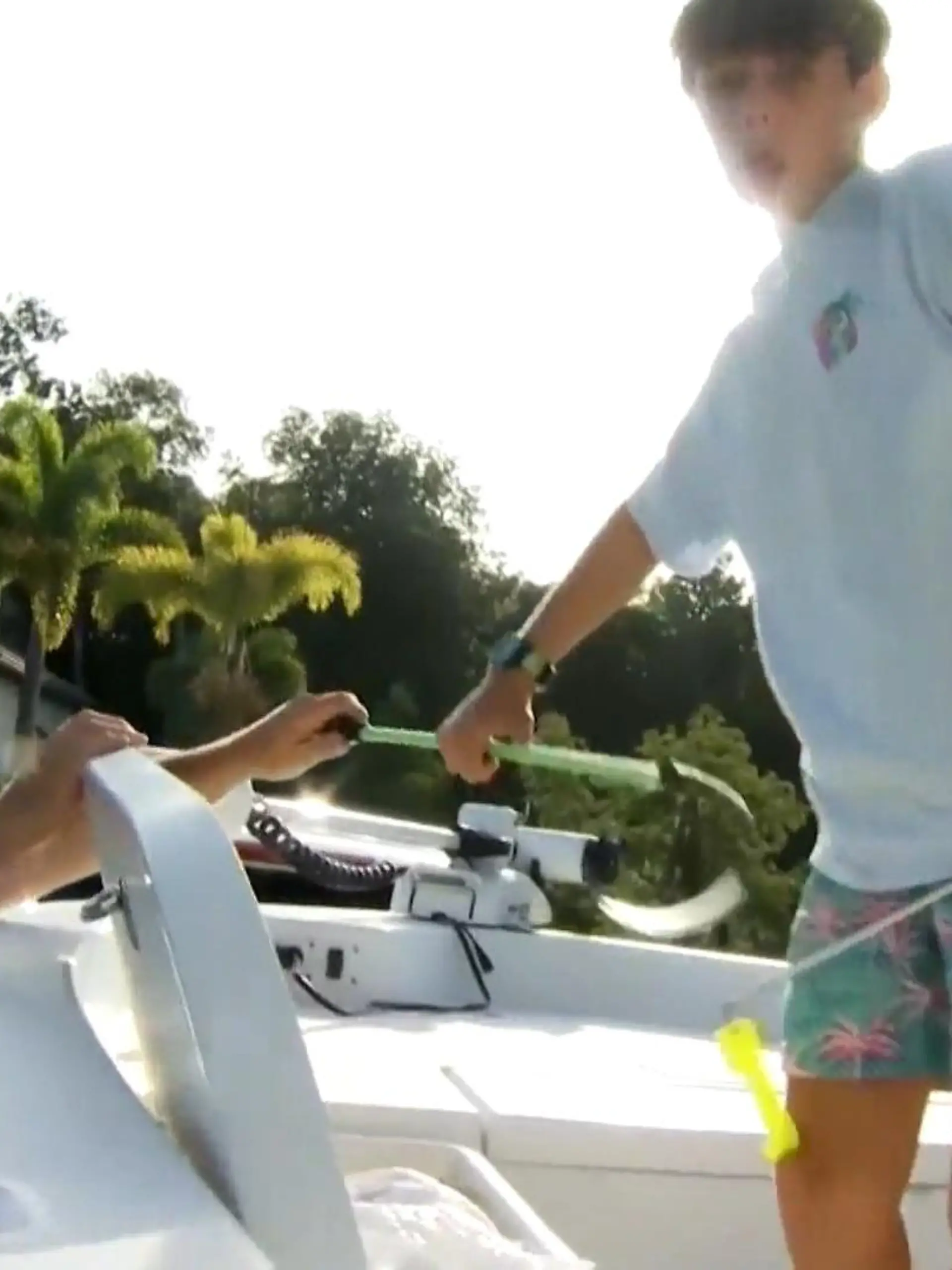 Ein 13-jähriger Junge war mit seiner Familie auf einer Hummerfangtour, als er plötzlich von einem Ammen Hai gebissen wird. Der Junge packte den Hai am Gesicht und zog ihn von ihm weg. Er schwamm zum Boot wo ihn seine Eltern aus dem Wasser zogen und in die Notaufnahme brachten.