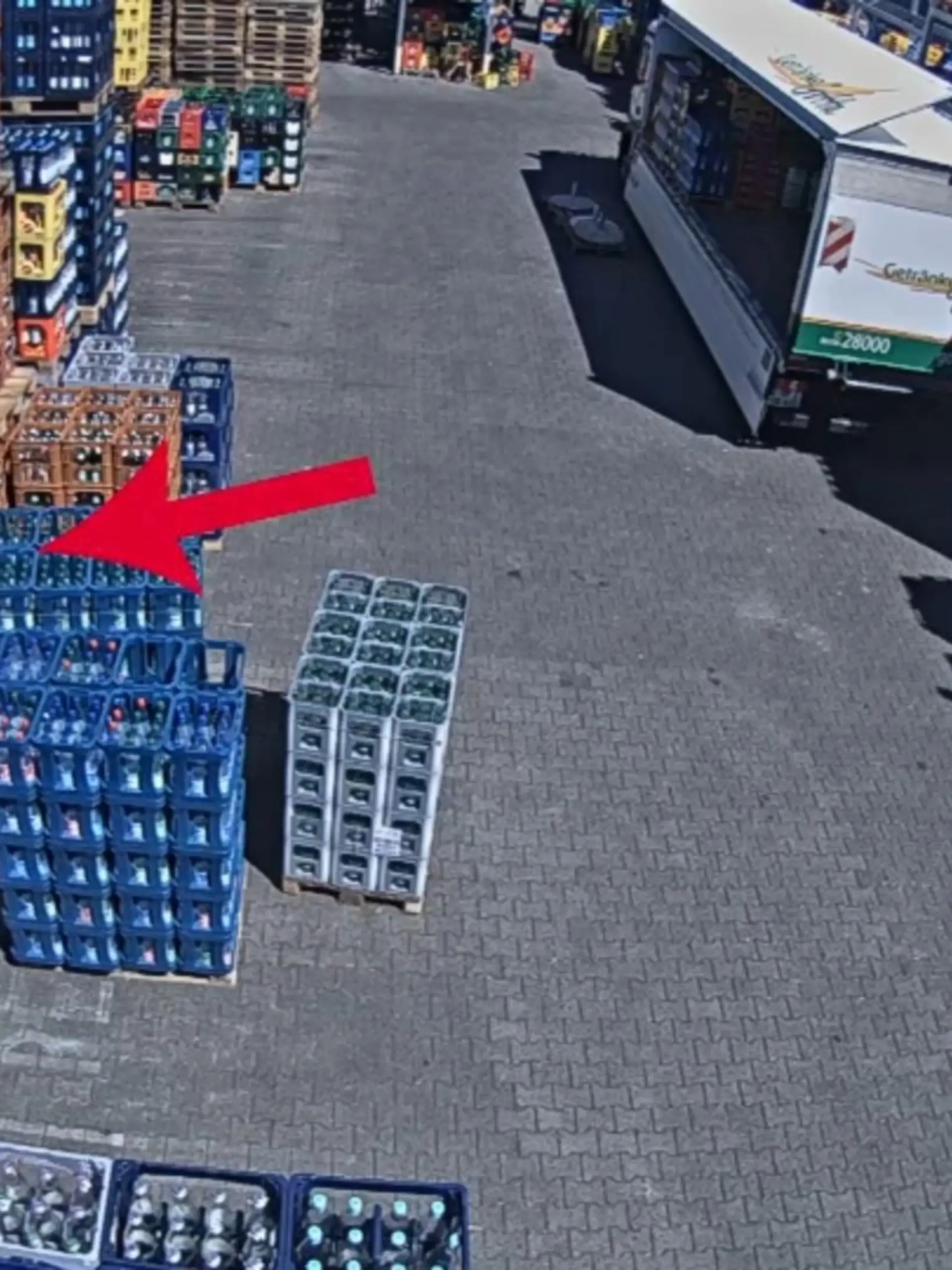 Im hessischen Rodgau ist es dermaßen heiß, dass jetzt einem Getränkehändler sämtliche Getränkekisten eingestürzt sind! Die Aufnahmen der Überwachungskameras zeigen wir im Video.