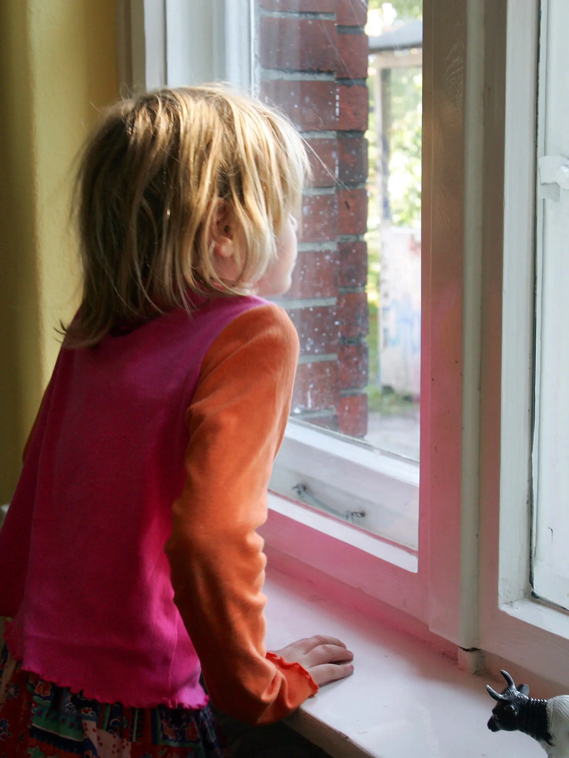 ARCHIV - Ein kleines Mädchen schaut nachdenklich aus einem Fenster in Berlin (Archivfoto vom 16.09.2006). Der Deutsche Kinderschutzbund sieht einen Zusammenhang zwischen wachsender Armut und der gestiegenen Zahl von Fällen der Kinder-Verwahrlosung. SPD-Politiker bestreiten aber, dass Hartz IV die Ursache für das angeblich neue "Unterschichten"-Problem ist. Bundestagsvizepräsident Thierse sagte der "Berliner Zeitung", Hartz IV bringe die Armut nur an die Oberfläche. Foto: Gero Breloer dpa/lbn +++(c) dpa - Bildfunk+++